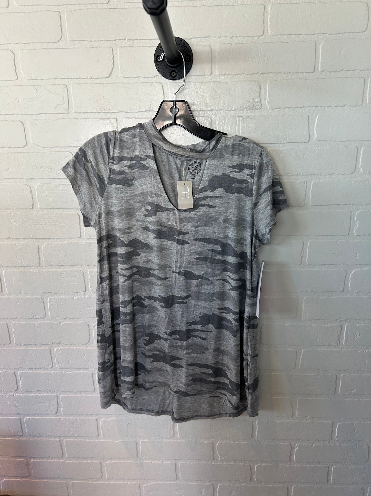 Top Short Sleeve Basic By Maurices In Grey, Size: M