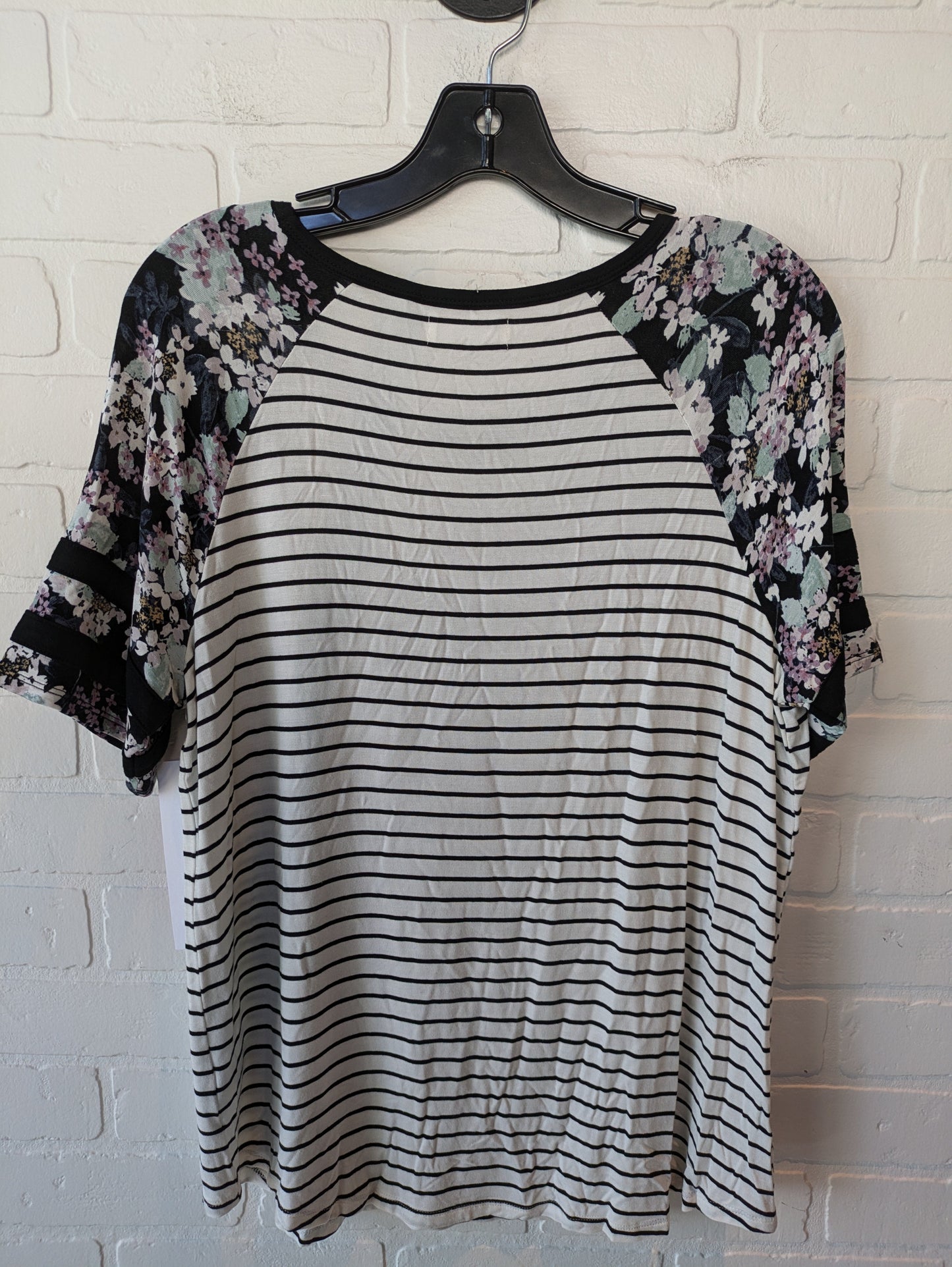 Top Short Sleeve Basic By Maurices In Black & White, Size: S