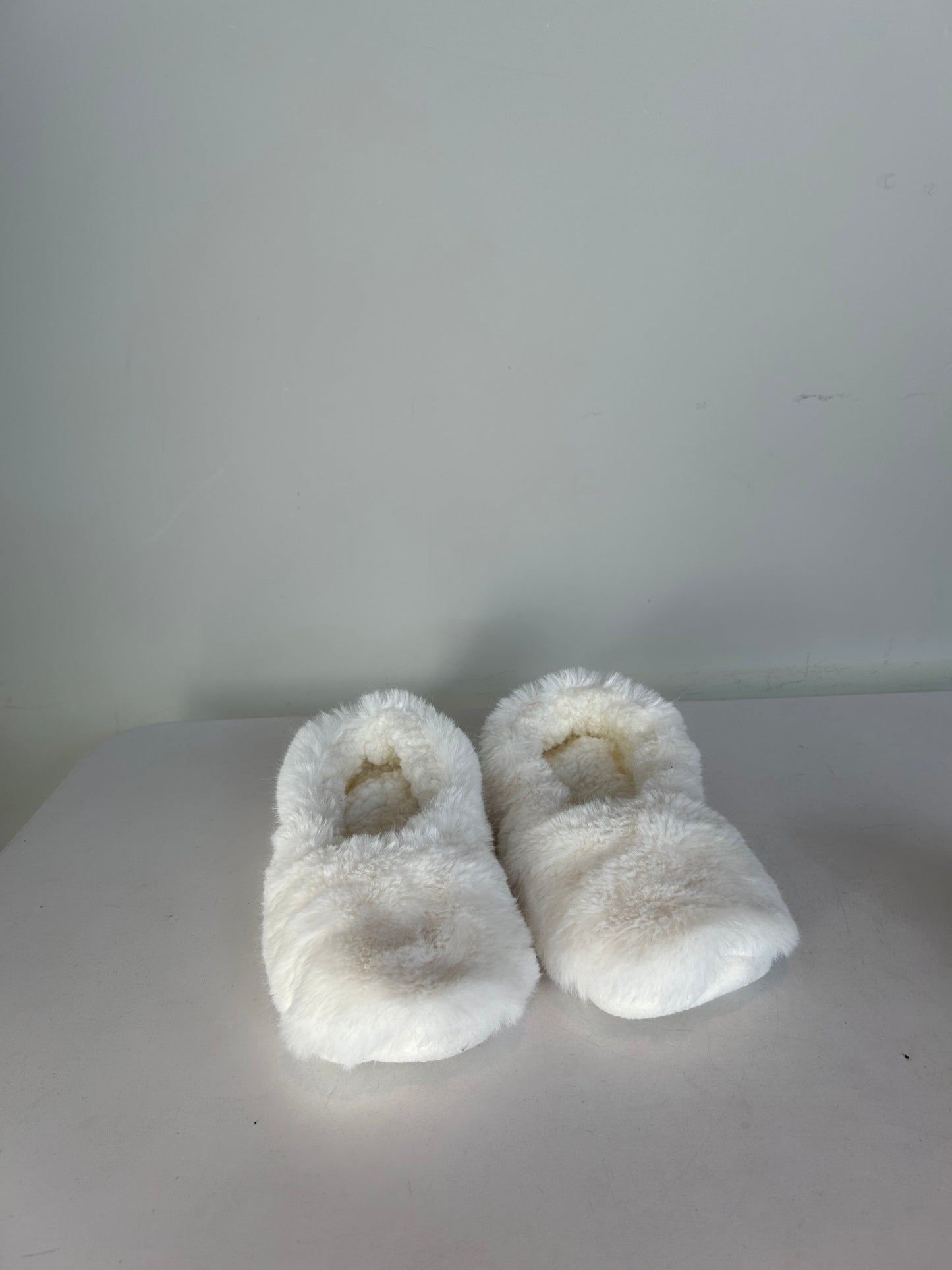 Slippers By Clothes Mentor In White, Size: 8