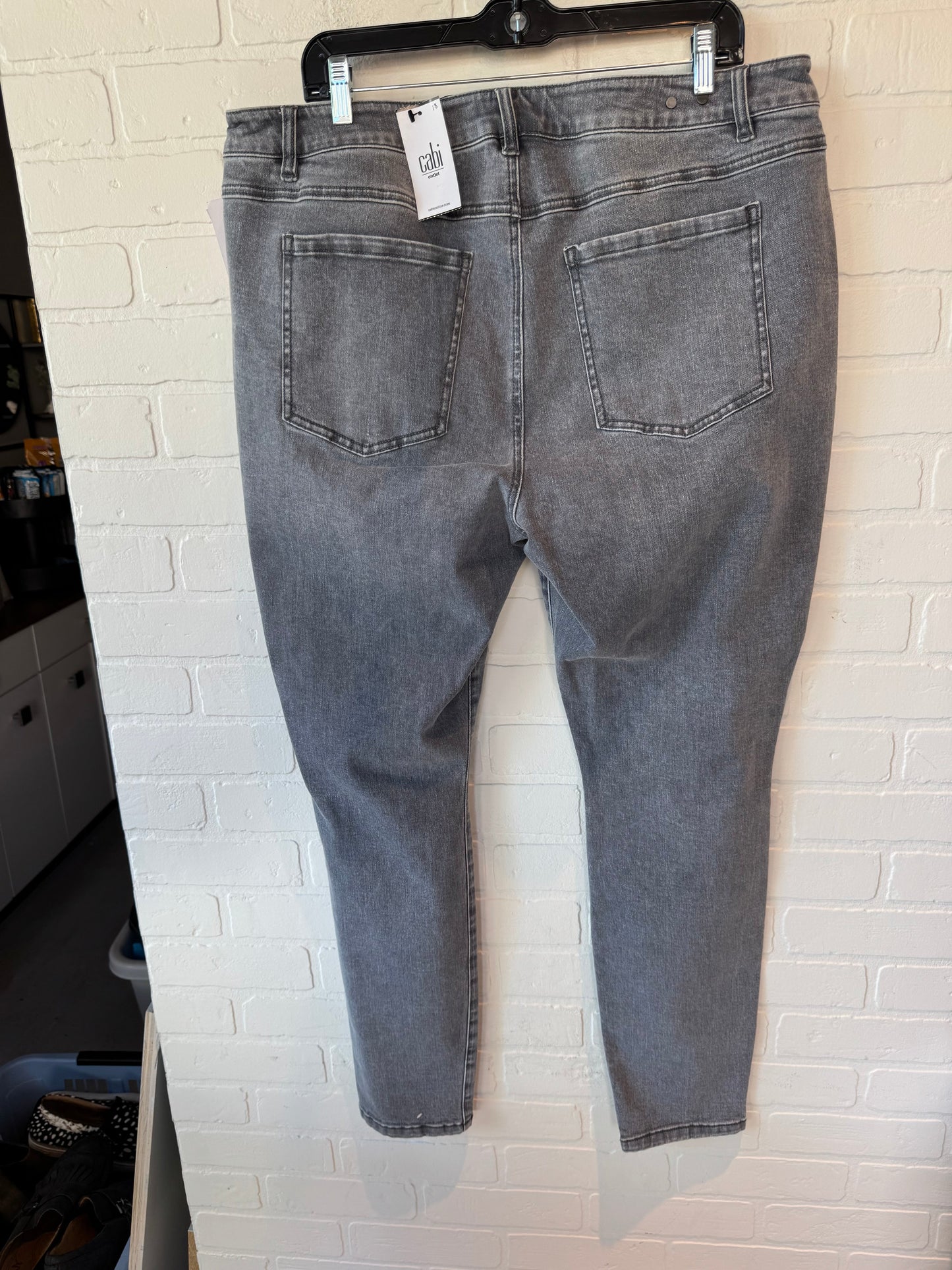 JEANS SKINNY CABI in GREY, Size: 18