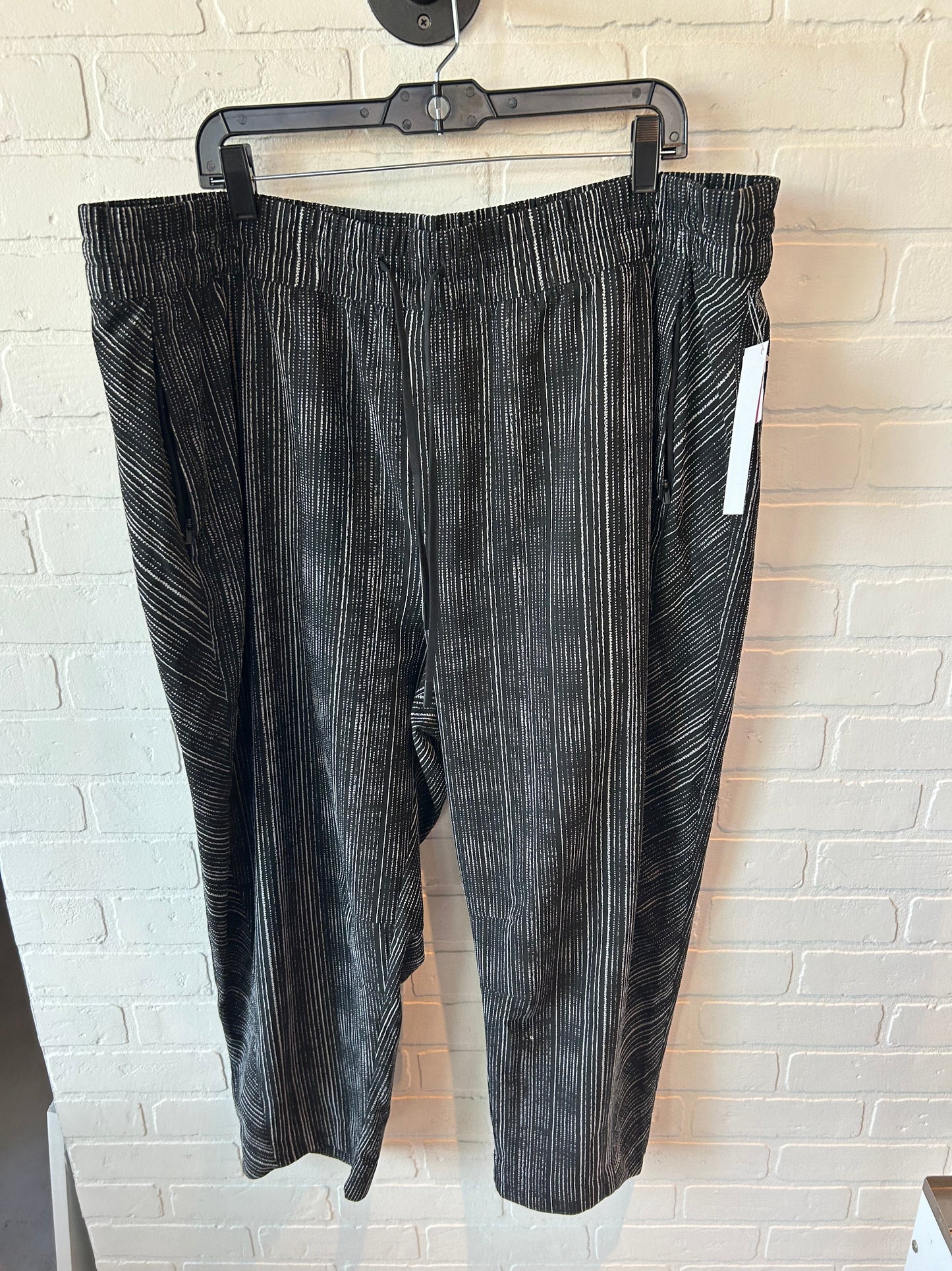 Athletic Pants By Athleta In Black & White, Size: 22