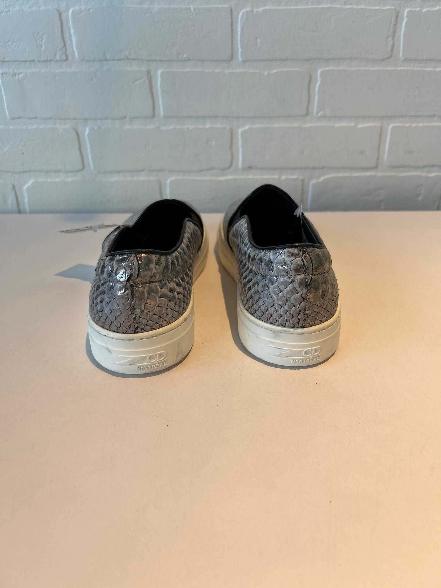 Shoes Sneakers By Cma In Grey & White, Size: 10.5