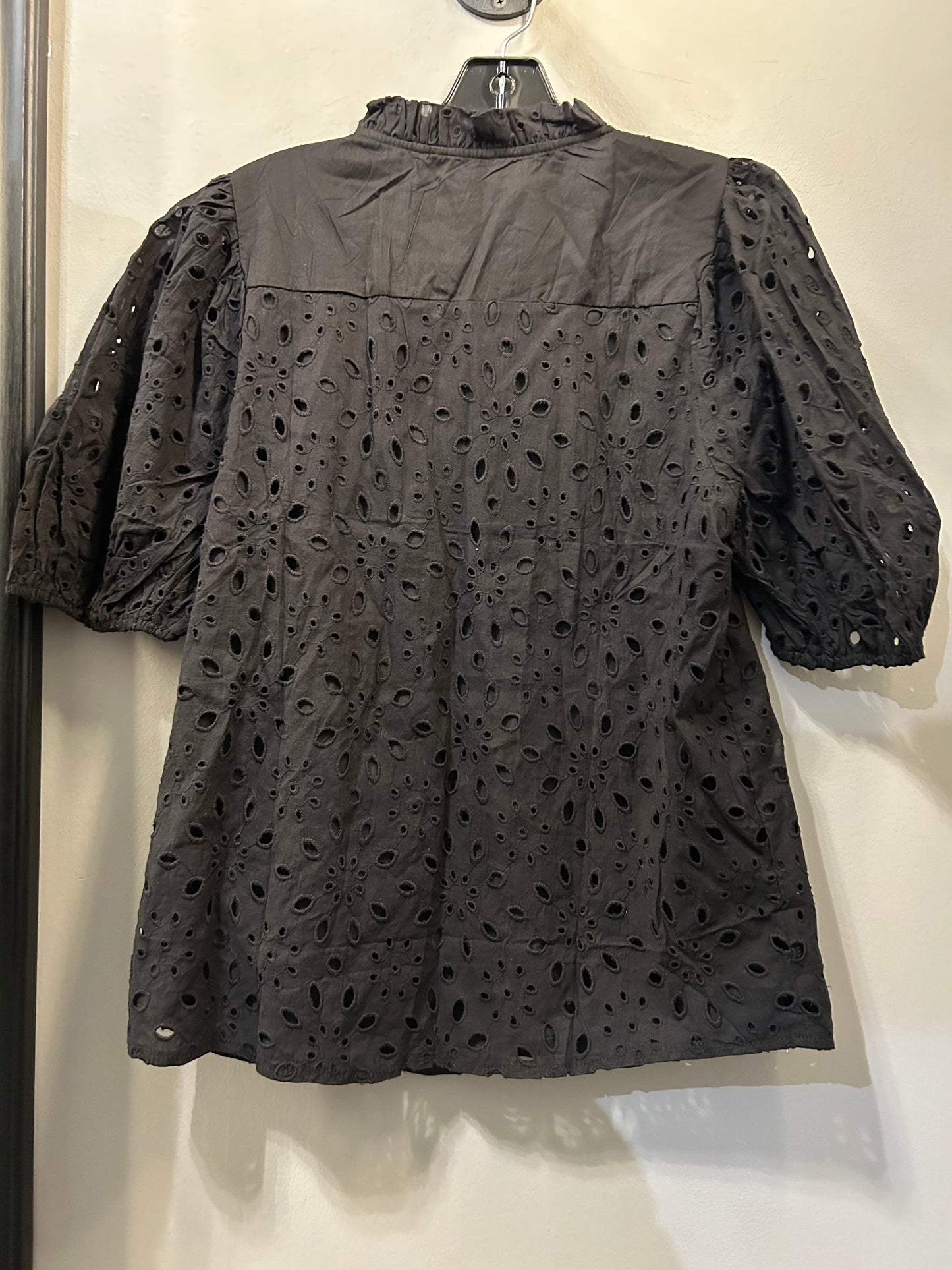 Top Short Sleeve By Clothes Mentor In Black, Size: M