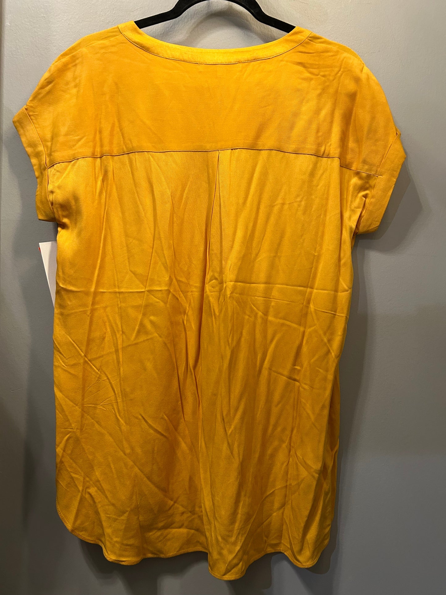 Top Short Sleeve By Rose And Olive In Yellow, Size: M