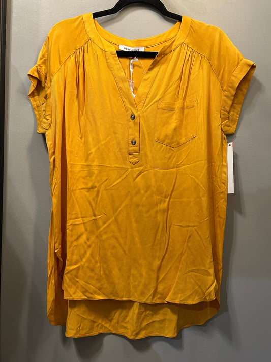 Top Short Sleeve By Rose And Olive In Yellow, Size: M