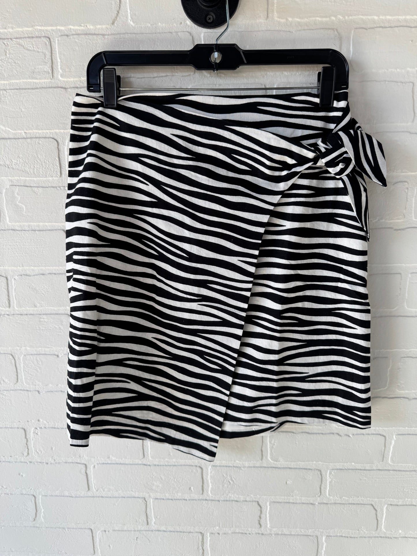 Skirt Mini & Short By Ann Taylor In Black & White, Size: 6