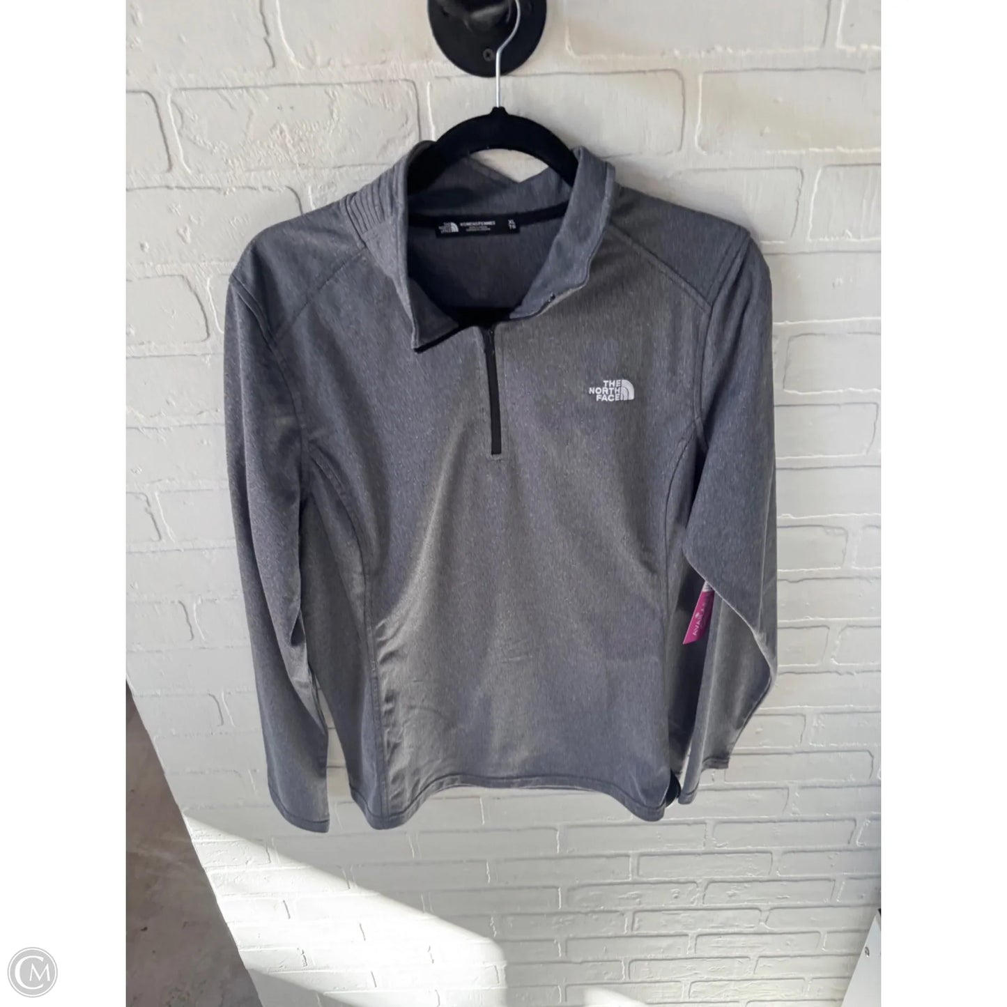 Athletic Top Long Sleeve Collar By The North Face In Grey, Size: Xl