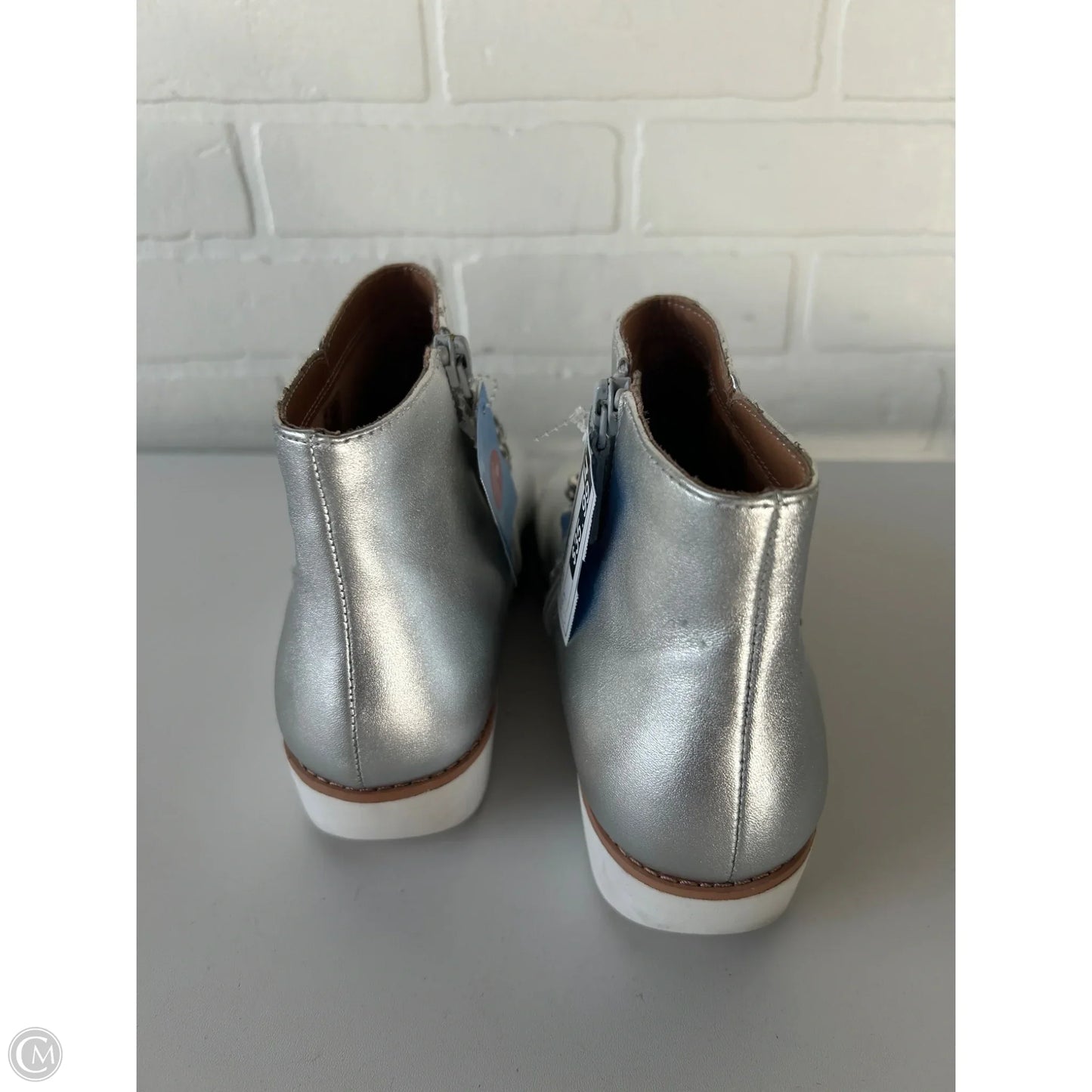 Boots Ankle Flats By Fitflop In Silver, Size: 7