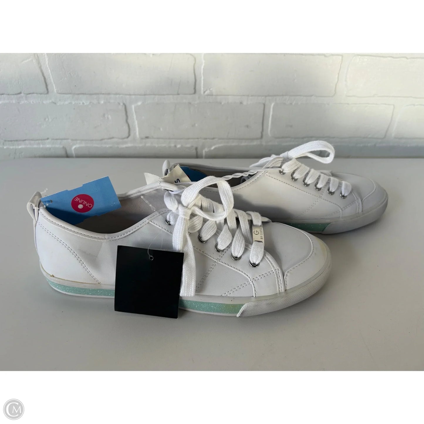Shoes Sneakers By Guess In White, Size: 8.5