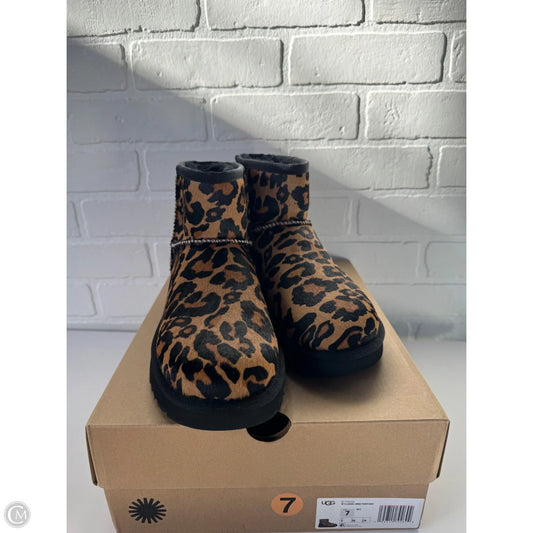 Boots Designer By Ugg In Black & Tan, Size: 7