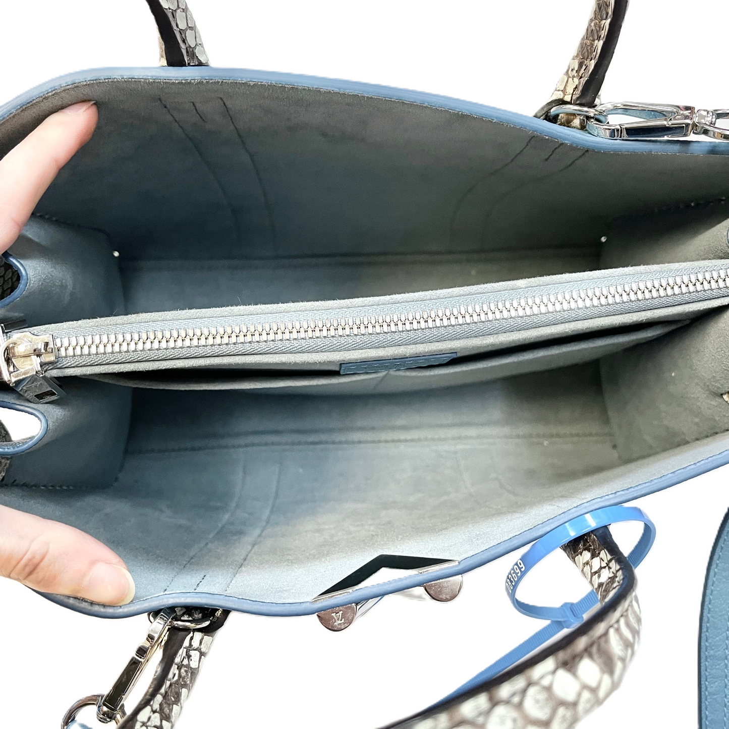 Handbag Luxury Designer By Louis Vuitton, Size: Medium