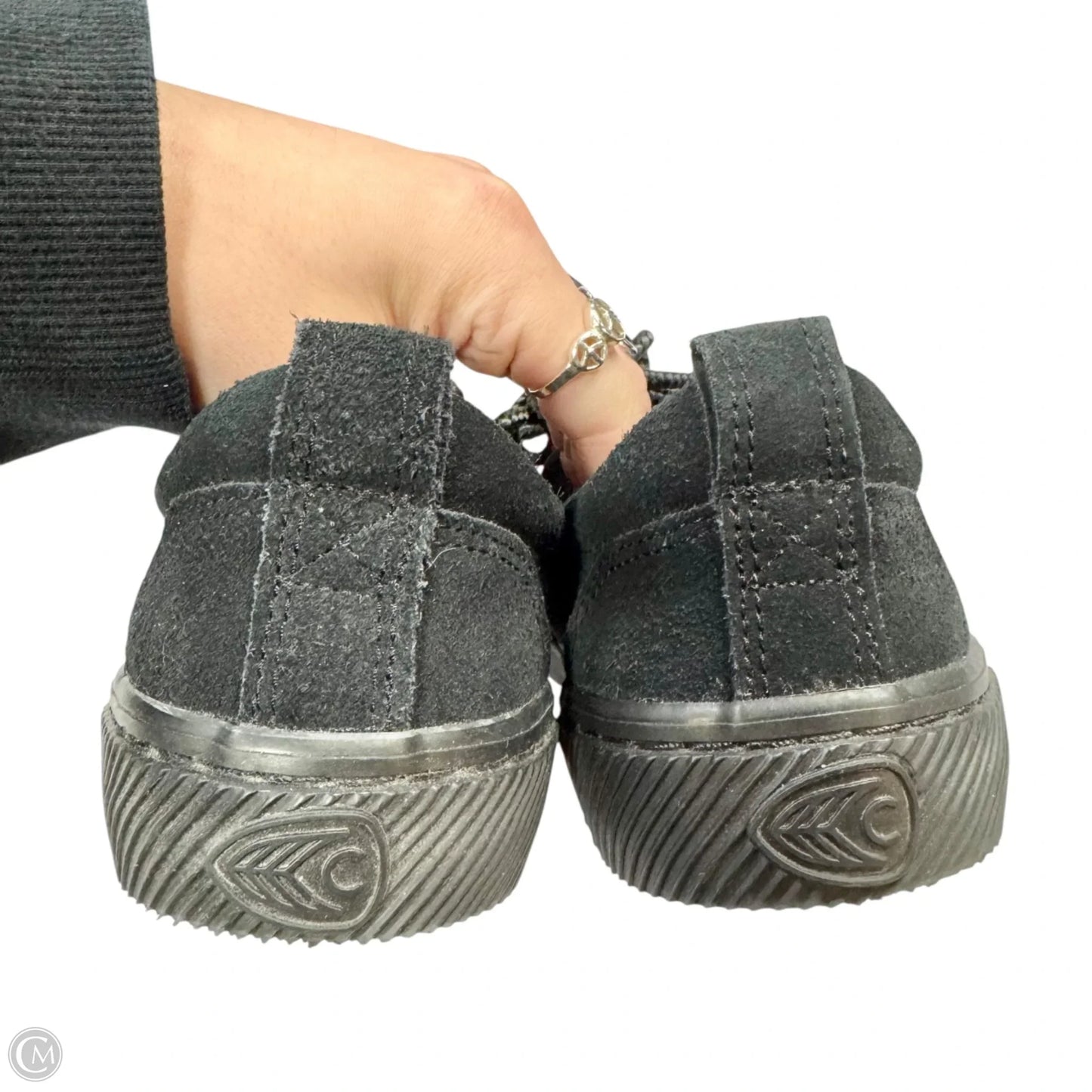 Shoes Sneakers By Cariuma In Black, Size: 7.5