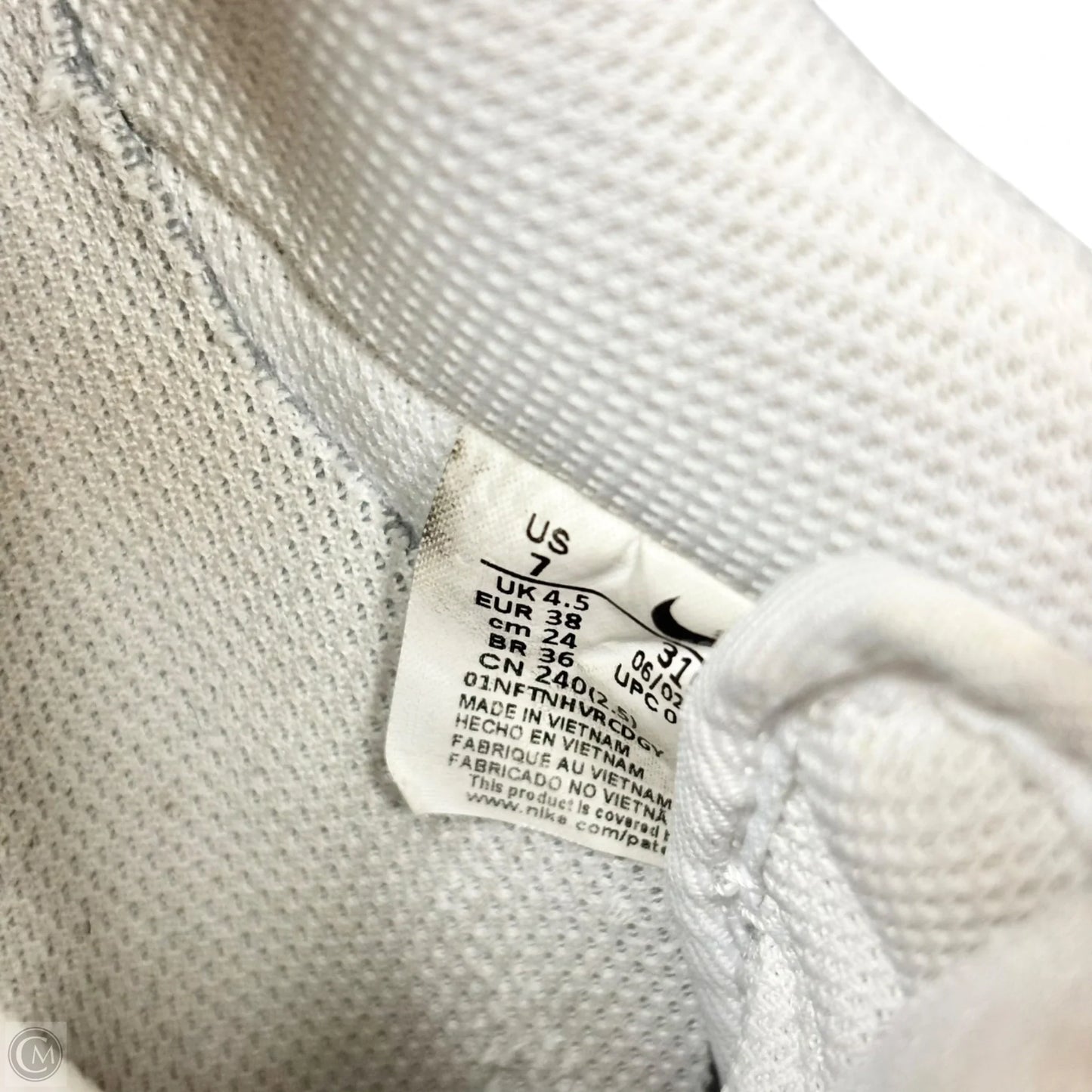 Shoes Sneakers By Nike In White, Size: 7