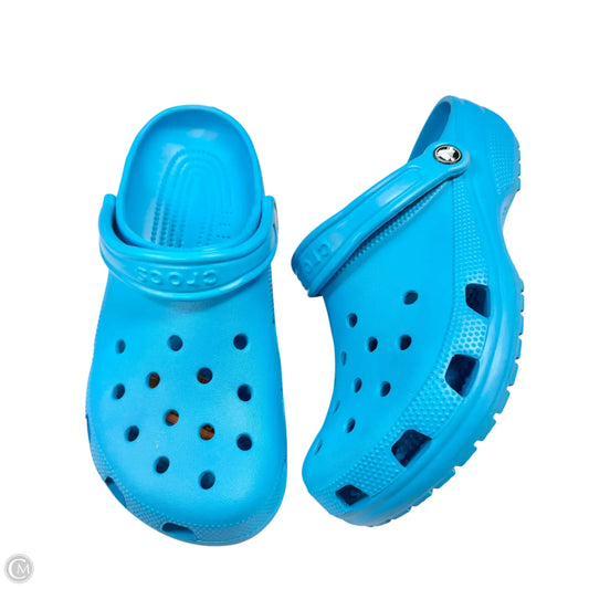 Shoes Flats By Crocs In Blue, Size: 11