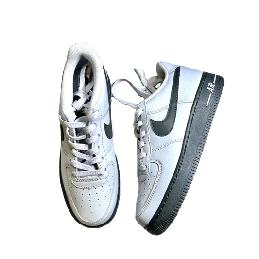 Shoes Sneakers By Nike In Black & Grey, Size: 5