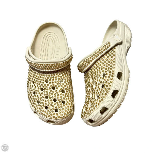 Shoes Flats By Crocs In Tan, Size: 10