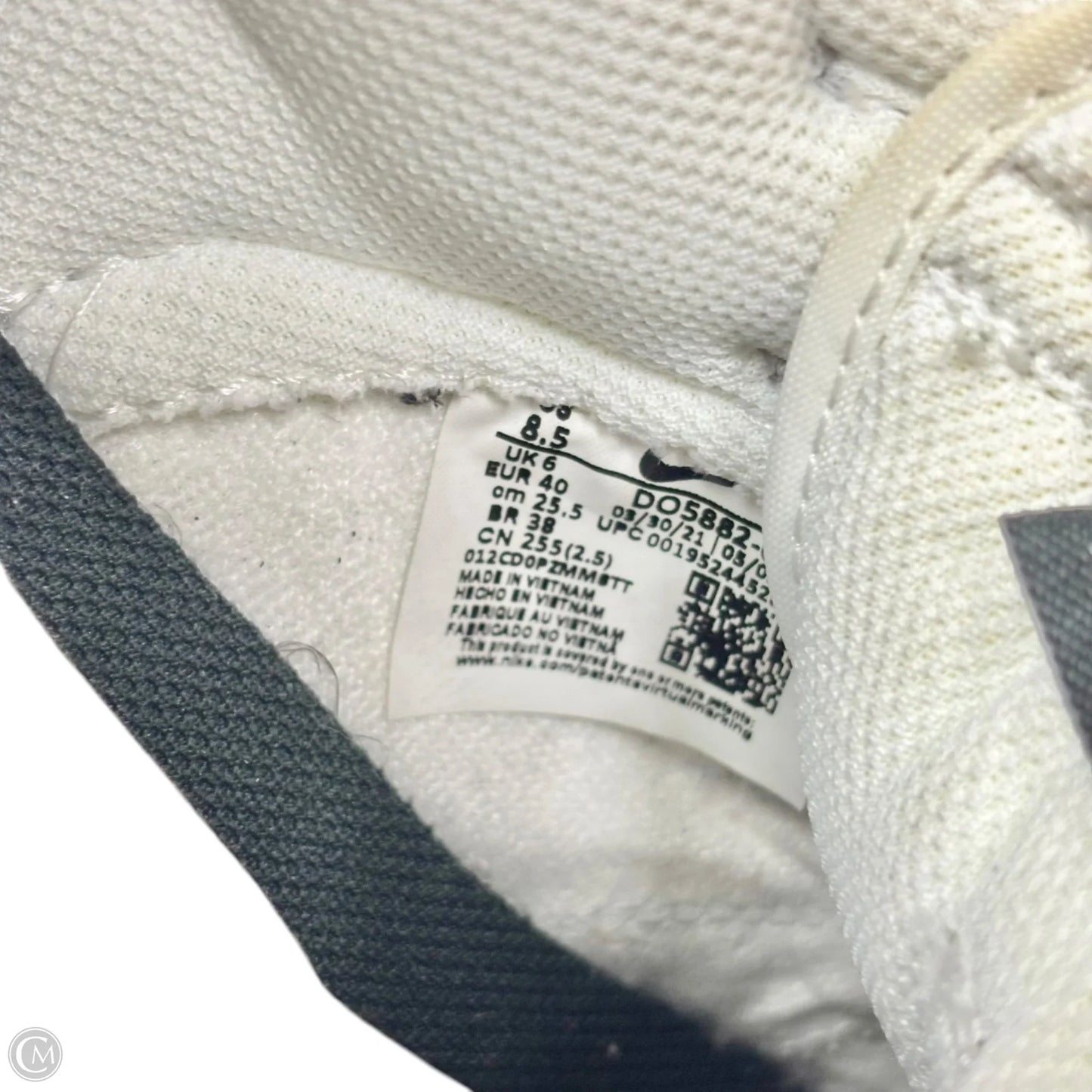 Shoes Sneakers By Nike In Silver & White, Size: 8.5
