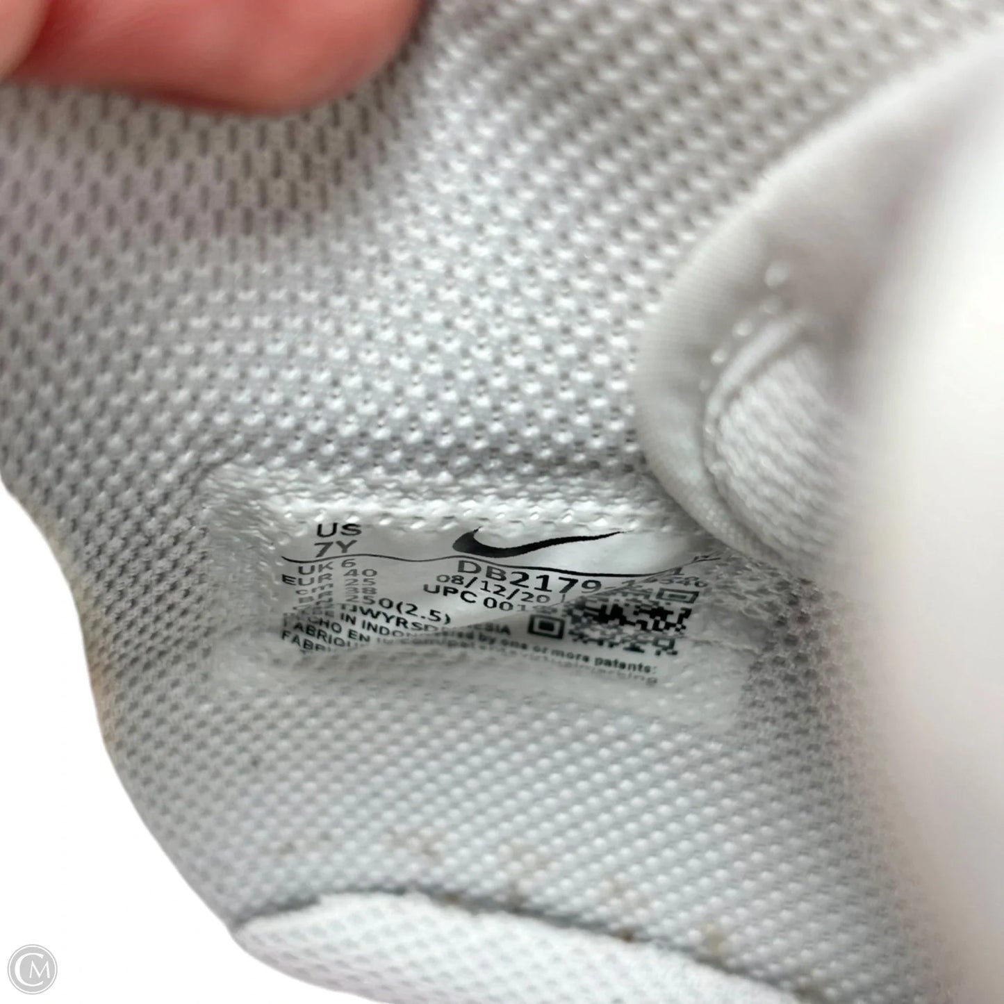 Shoes Sneakers By Nike In Grey & White, Size: 8.5