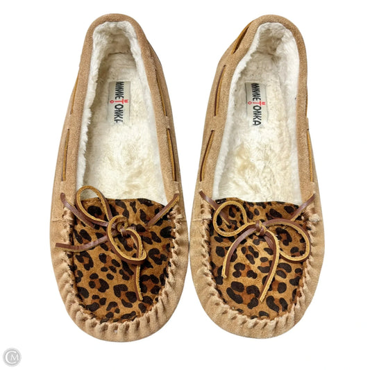 Shoes Flats By Minnetonka In Animal Print, Size: 10