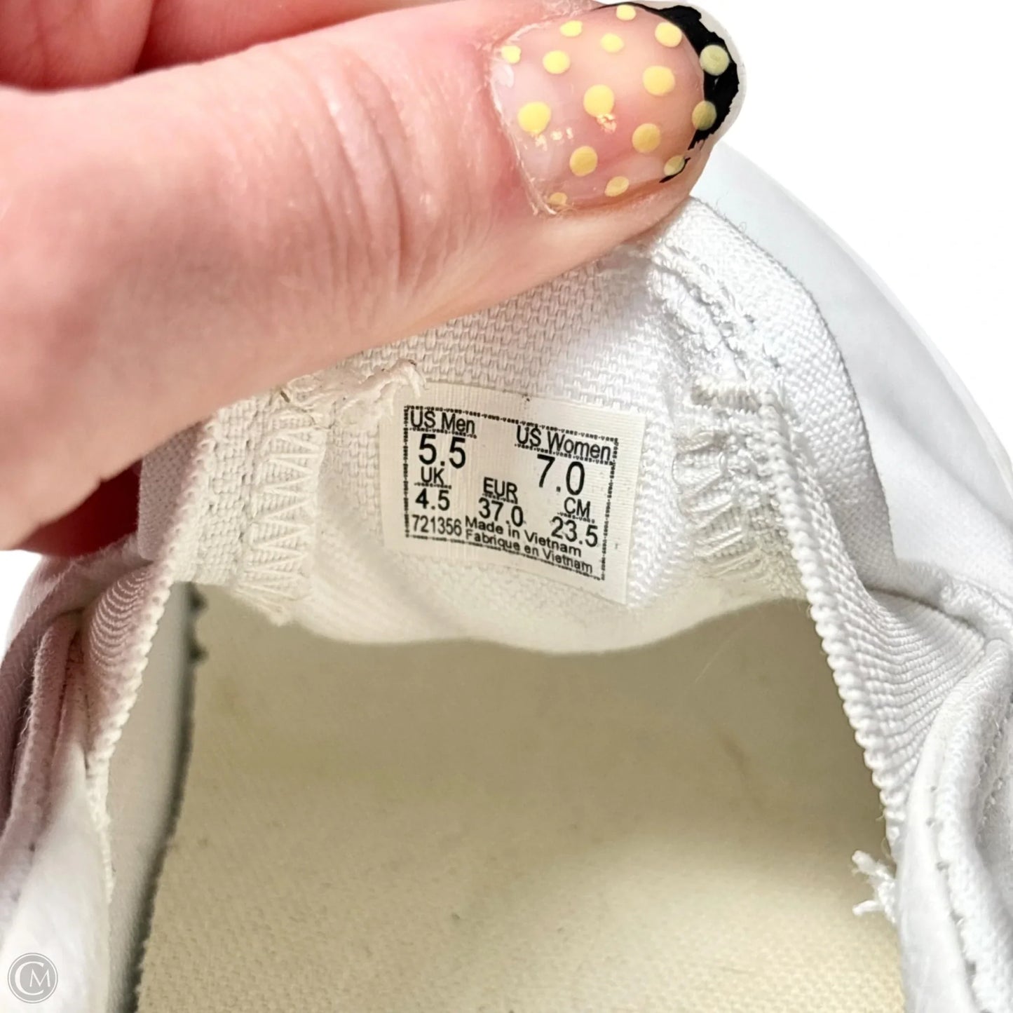 Shoes Sneakers By Vans In White, Size: 7