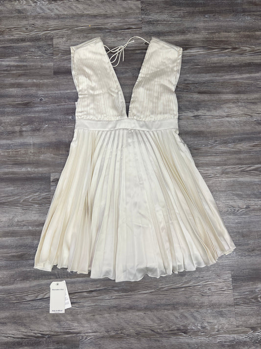 White Dress Casual Short Abercrombie And Fitch, Size Petite  M