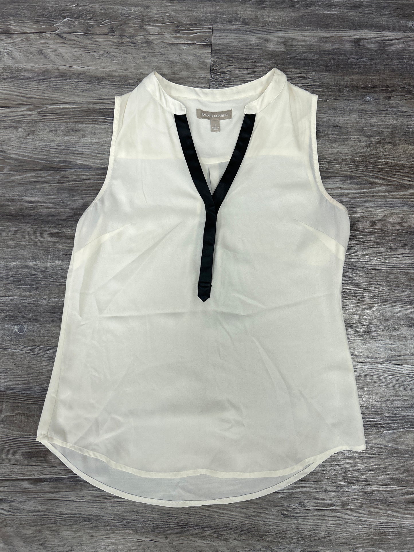 Top Sleeveless By Banana Republic In Cream, Size: Xs