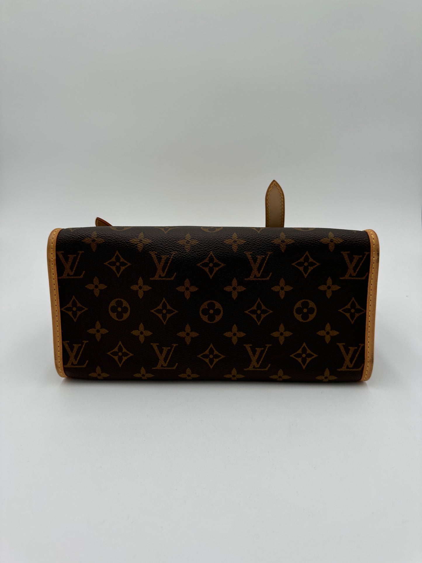 Handbag Luxury Designer By Louis Vuitton, Size: Medium