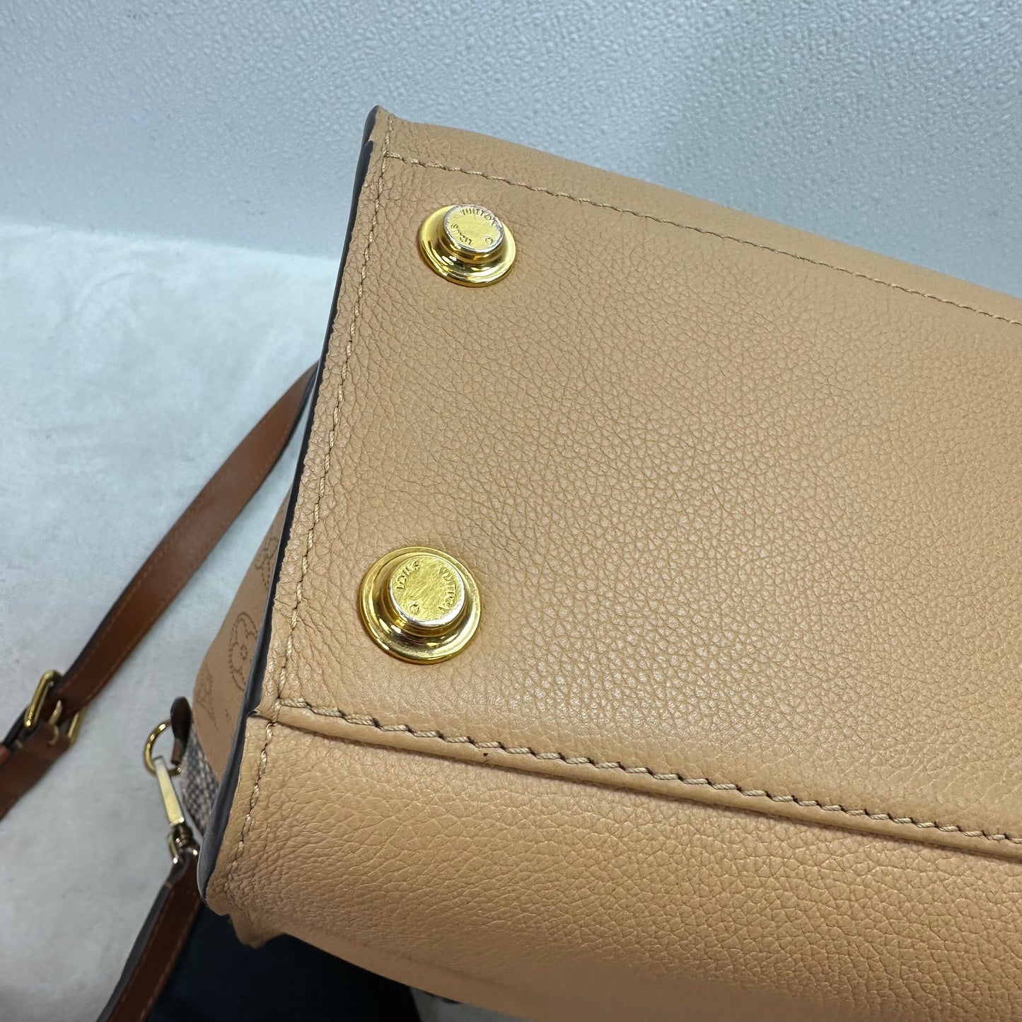 Handbag Luxury Designer By Louis Vuitton, Size: Medium