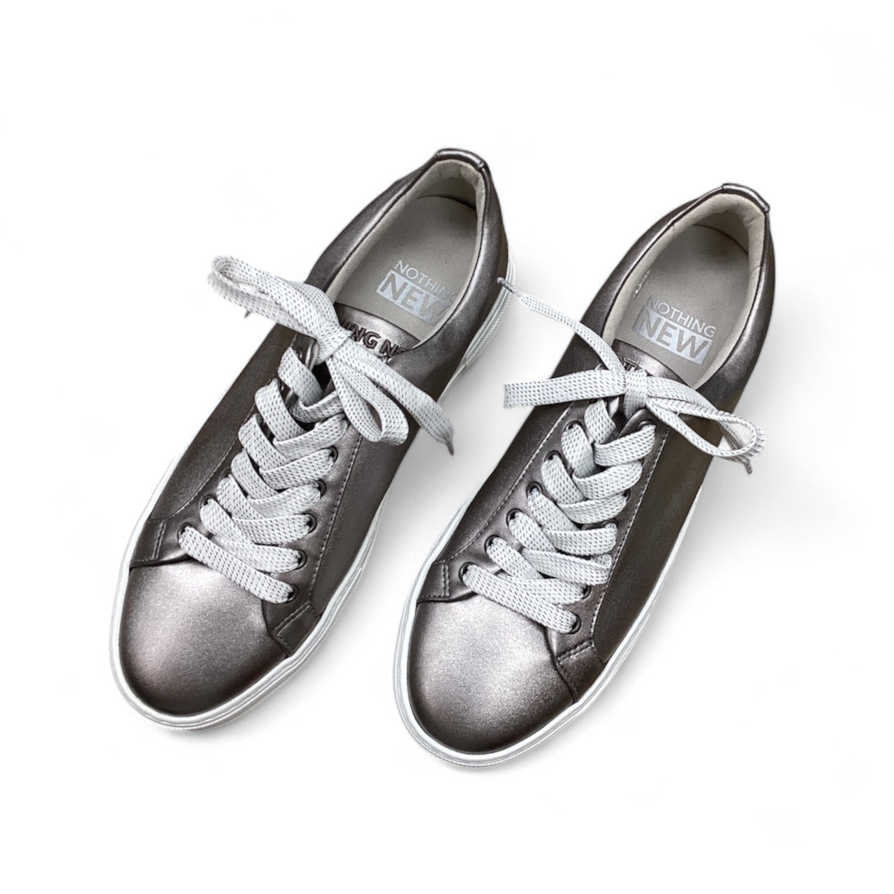 Shoes Sneakers By Clothes Mentor In Silver, Size: 7