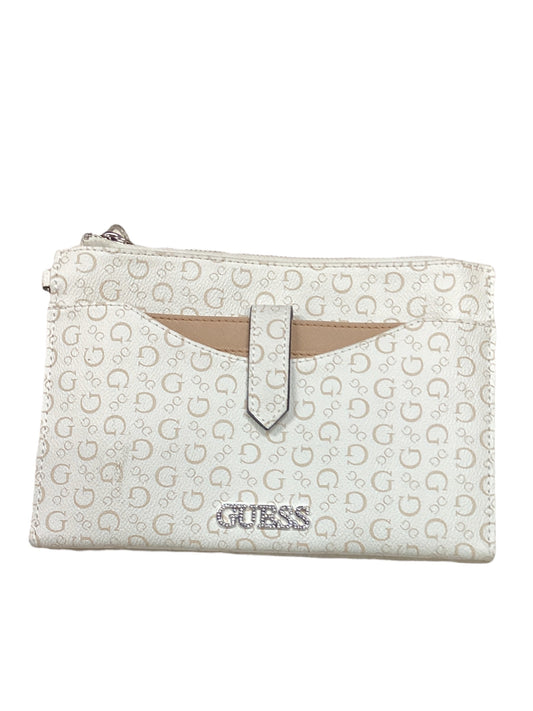 Wristlet By Guess  Size: Medium