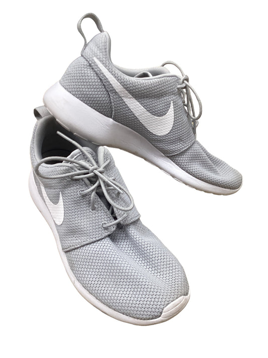 Shoes Athletic By Nike Apparel In Grey, Size: 8.5