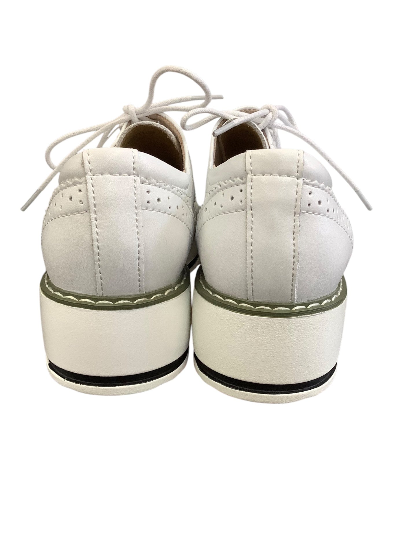 Shoes Sneakers By Cmc In White, Size: 8