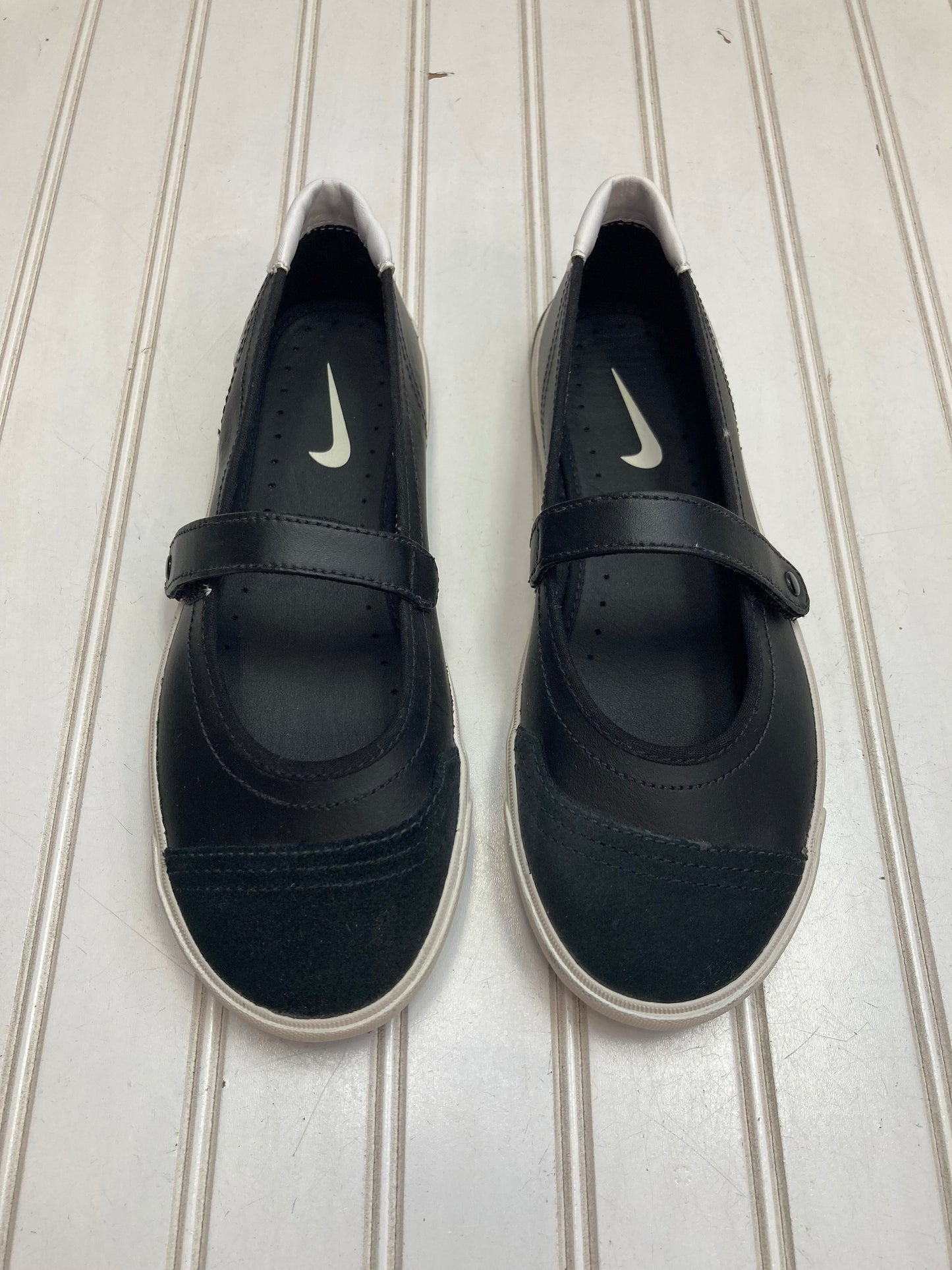 Black & White Shoes Sneakers Nike, Size 8