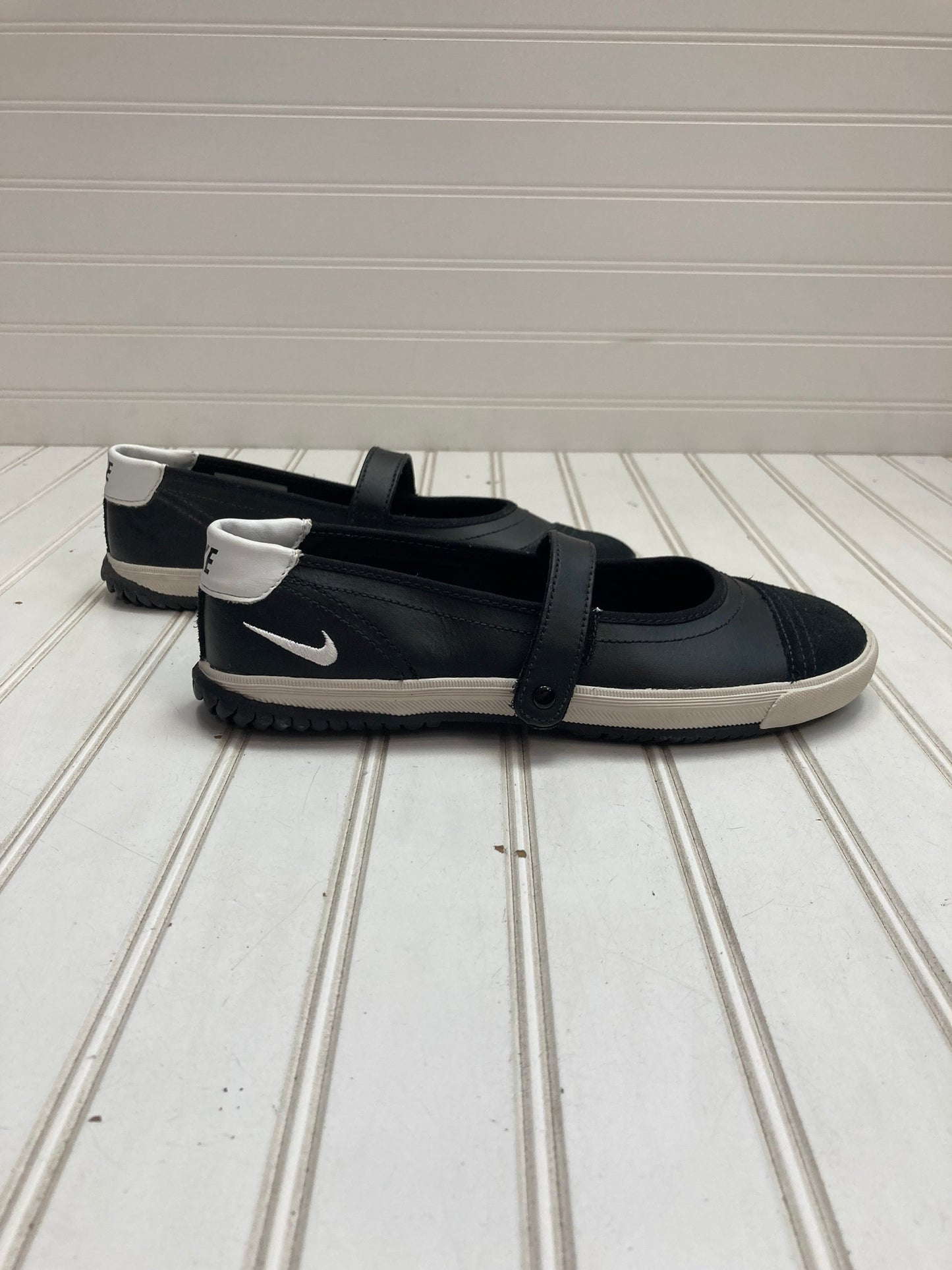 Black & White Shoes Sneakers Nike, Size 8