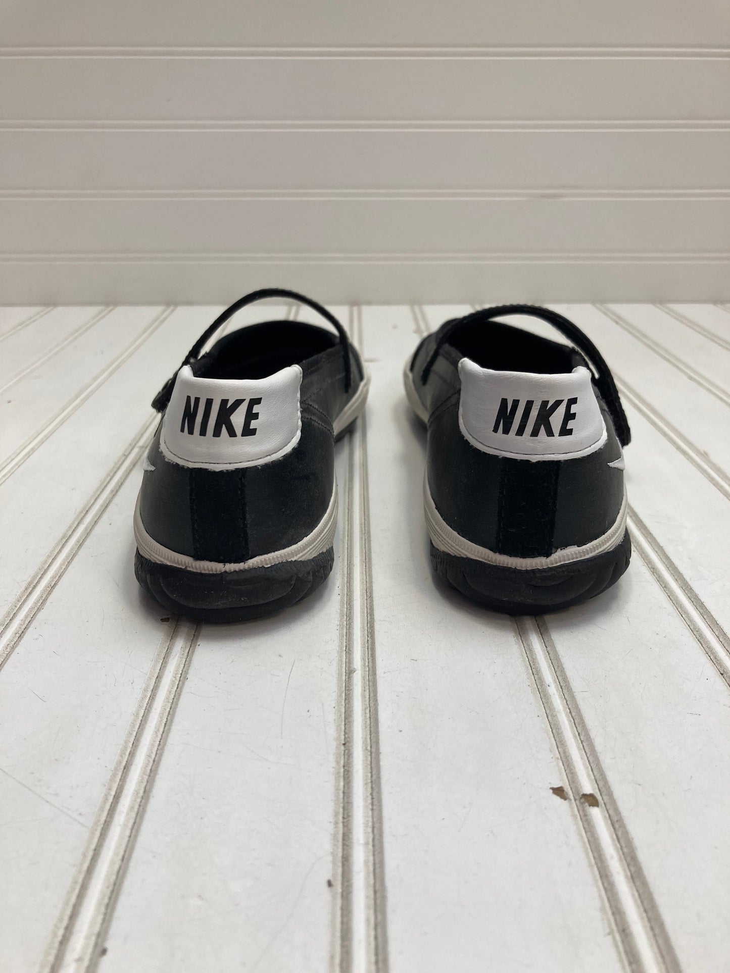 Black & White Shoes Sneakers Nike, Size 8