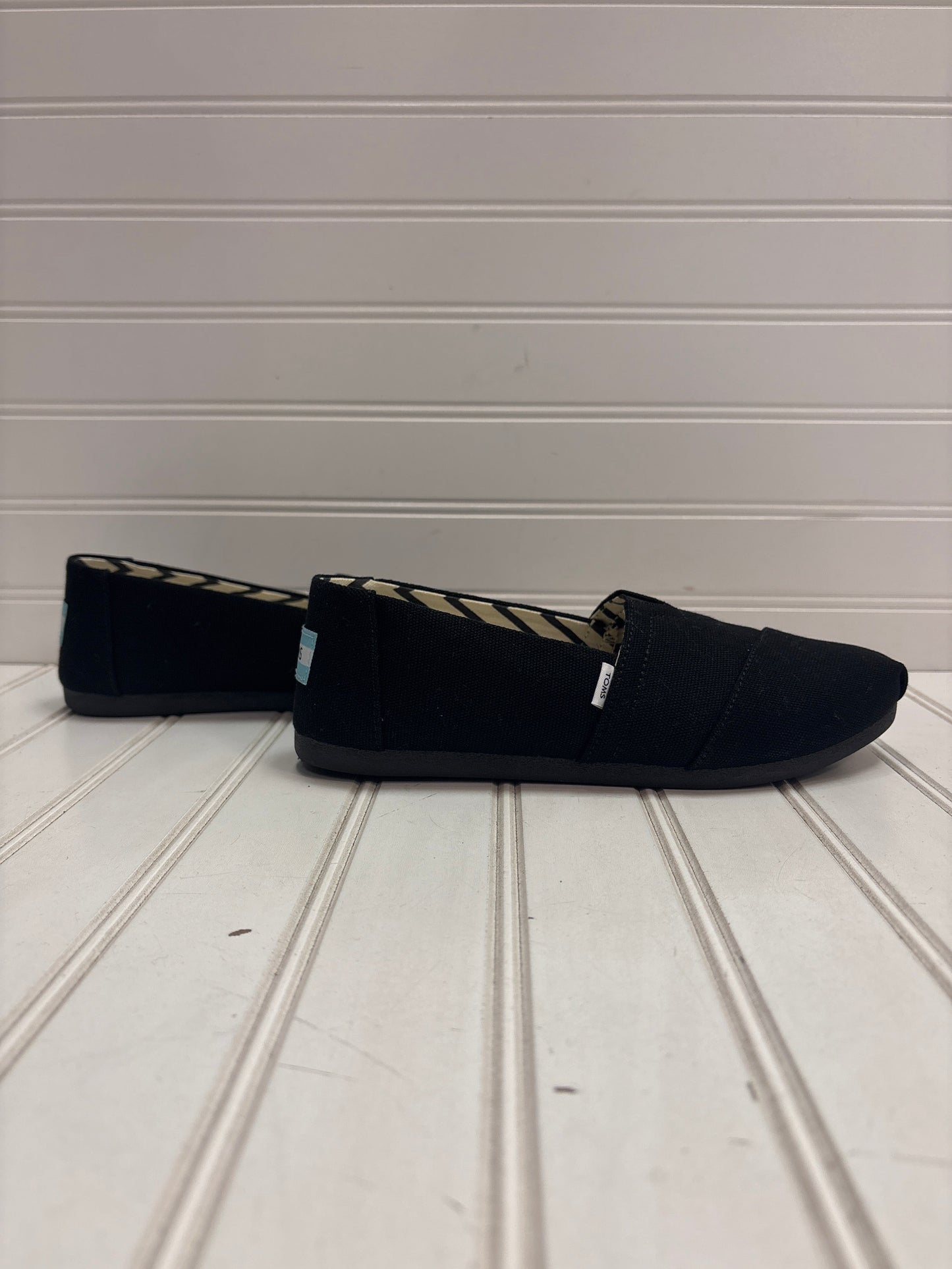 Shoes Flats By Toms In Black, Size: 6