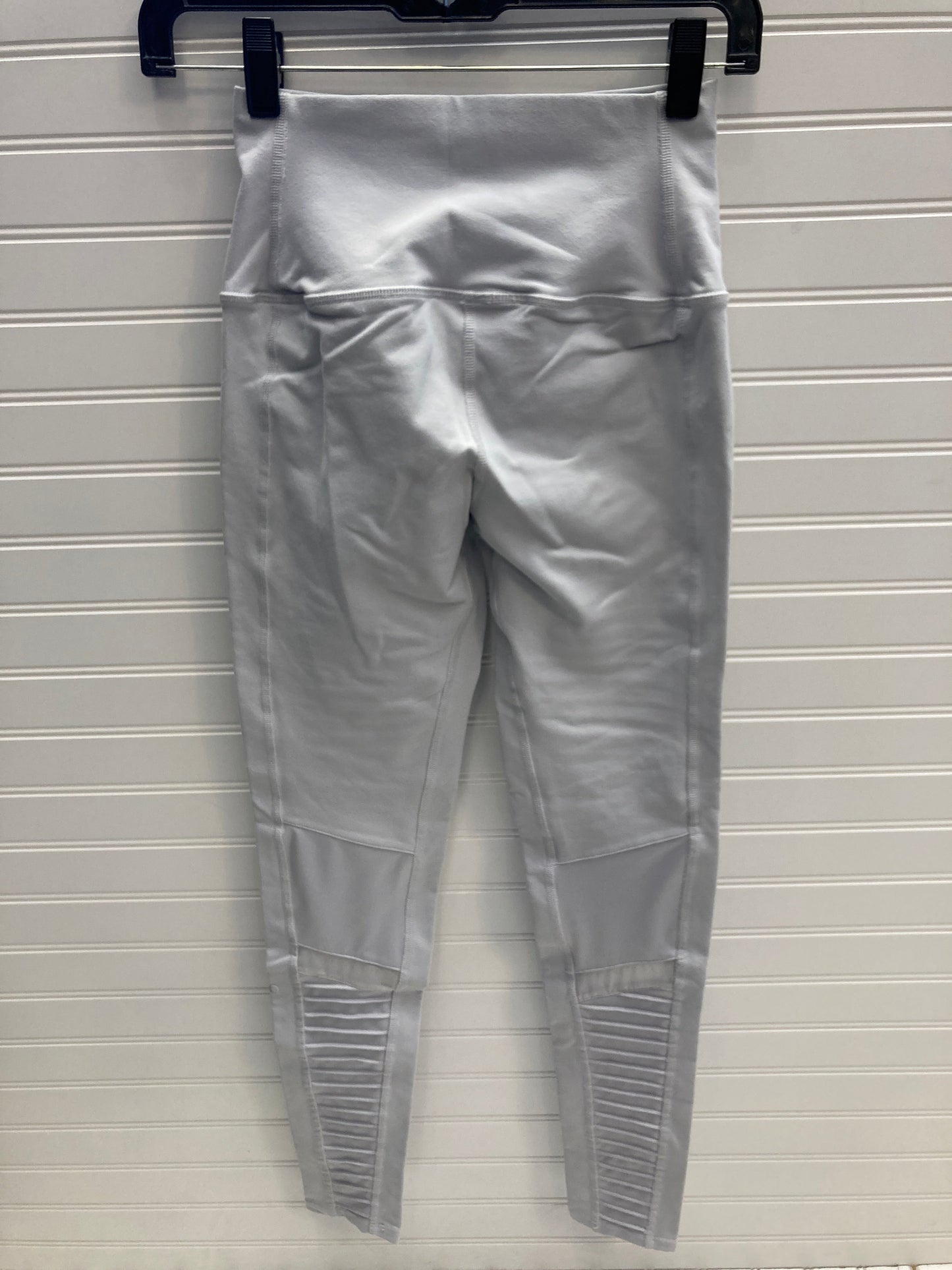 Athletic Leggings By Alo In Grey, Size: S