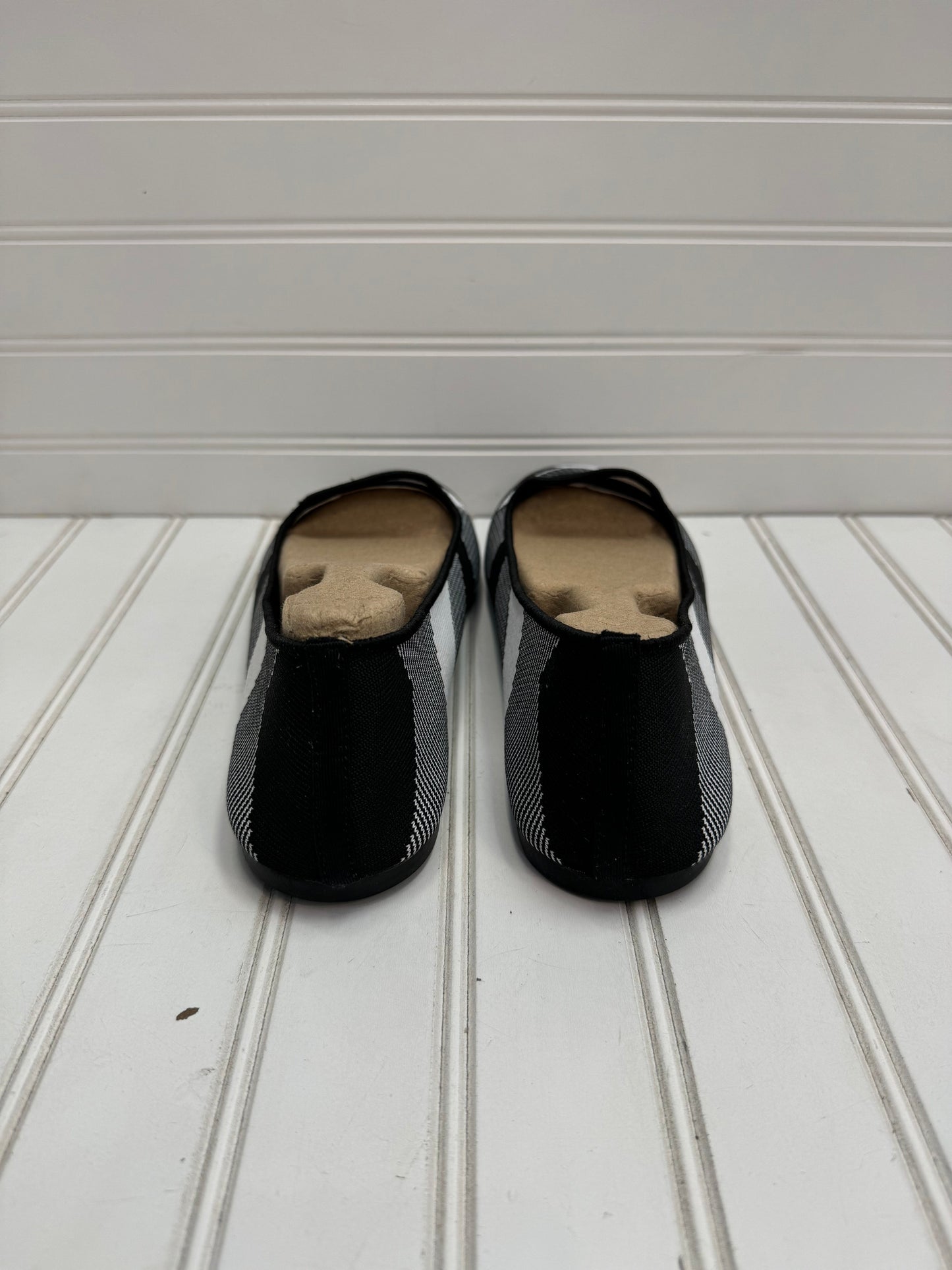 Black & White Shoes Flats Skechers, Size 9.5