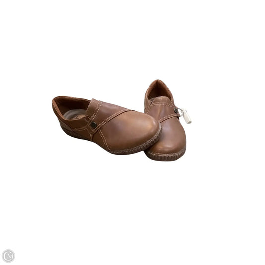 Shoes Flats By Clarks In Brown, Size: 10