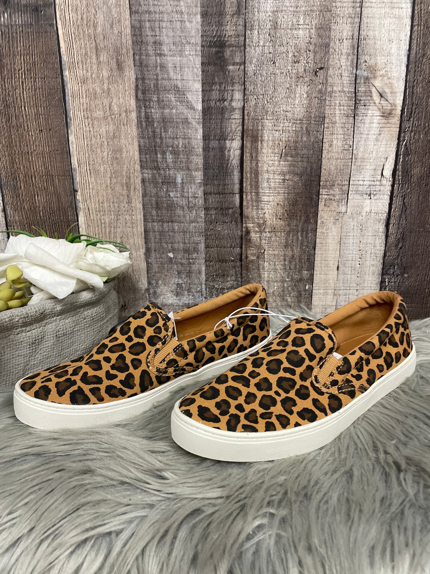 Shoes Sneakers By Old Navy In Animal Print, Size: 7