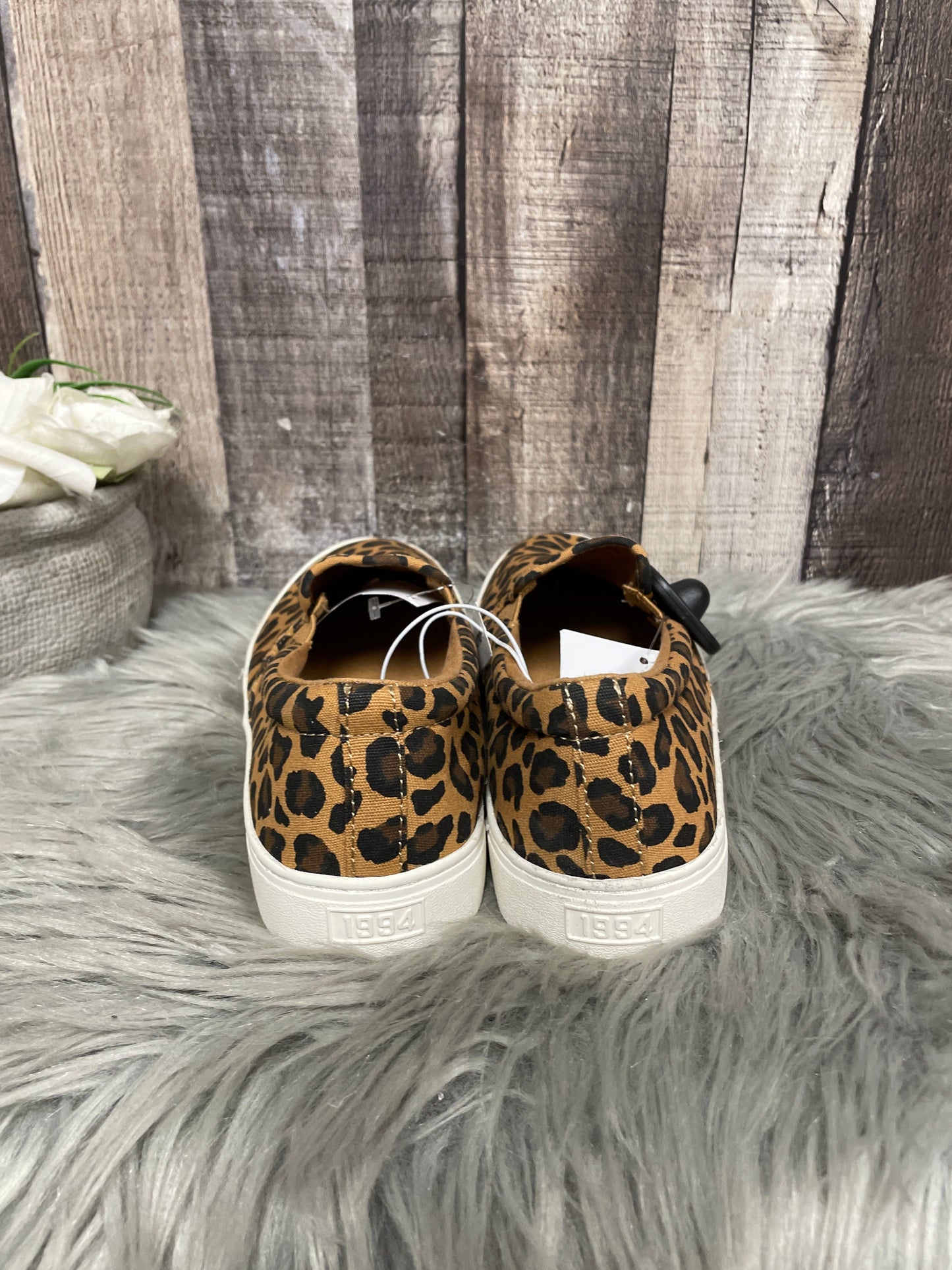 Shoes Sneakers By Old Navy In Animal Print, Size: 7