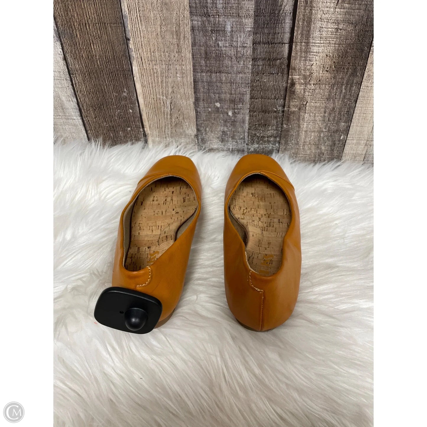 Shoes Flats By Korks In Tan, Size: 6