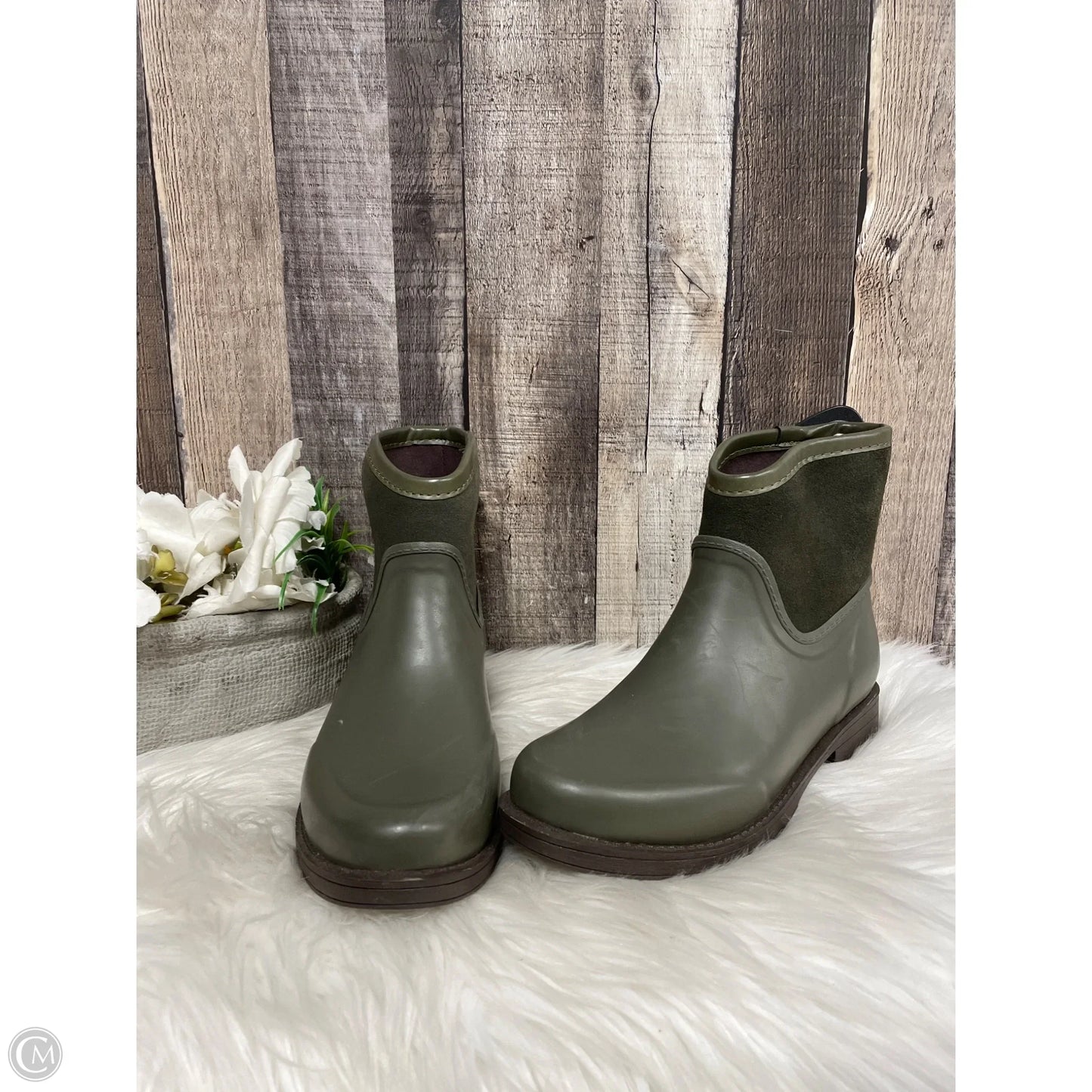 Boots Designer By Ugg In Green, Size: 6