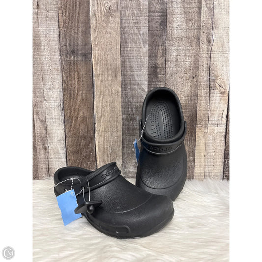 Shoes Flats By Crocs In Black, Size: 11