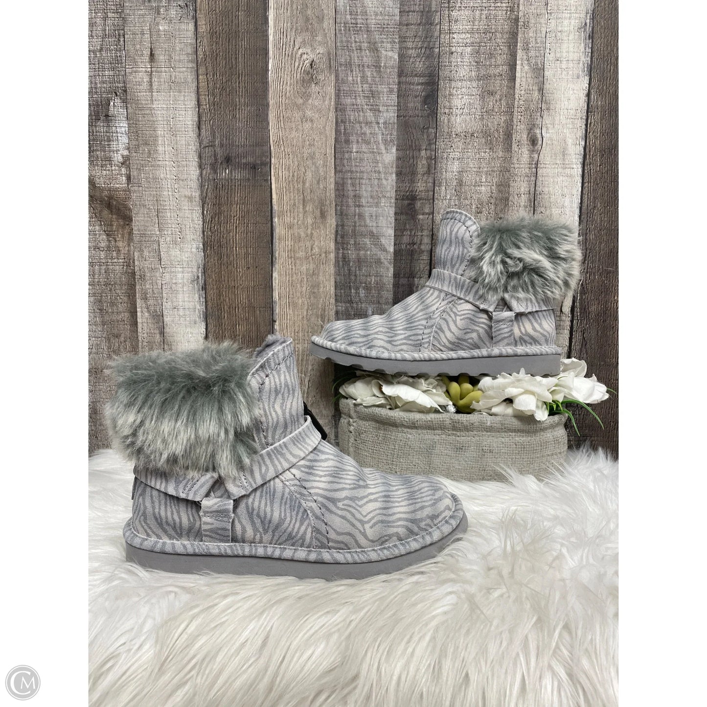 Boots Ankle Flats By Bearpaw In Grey, Size: 9