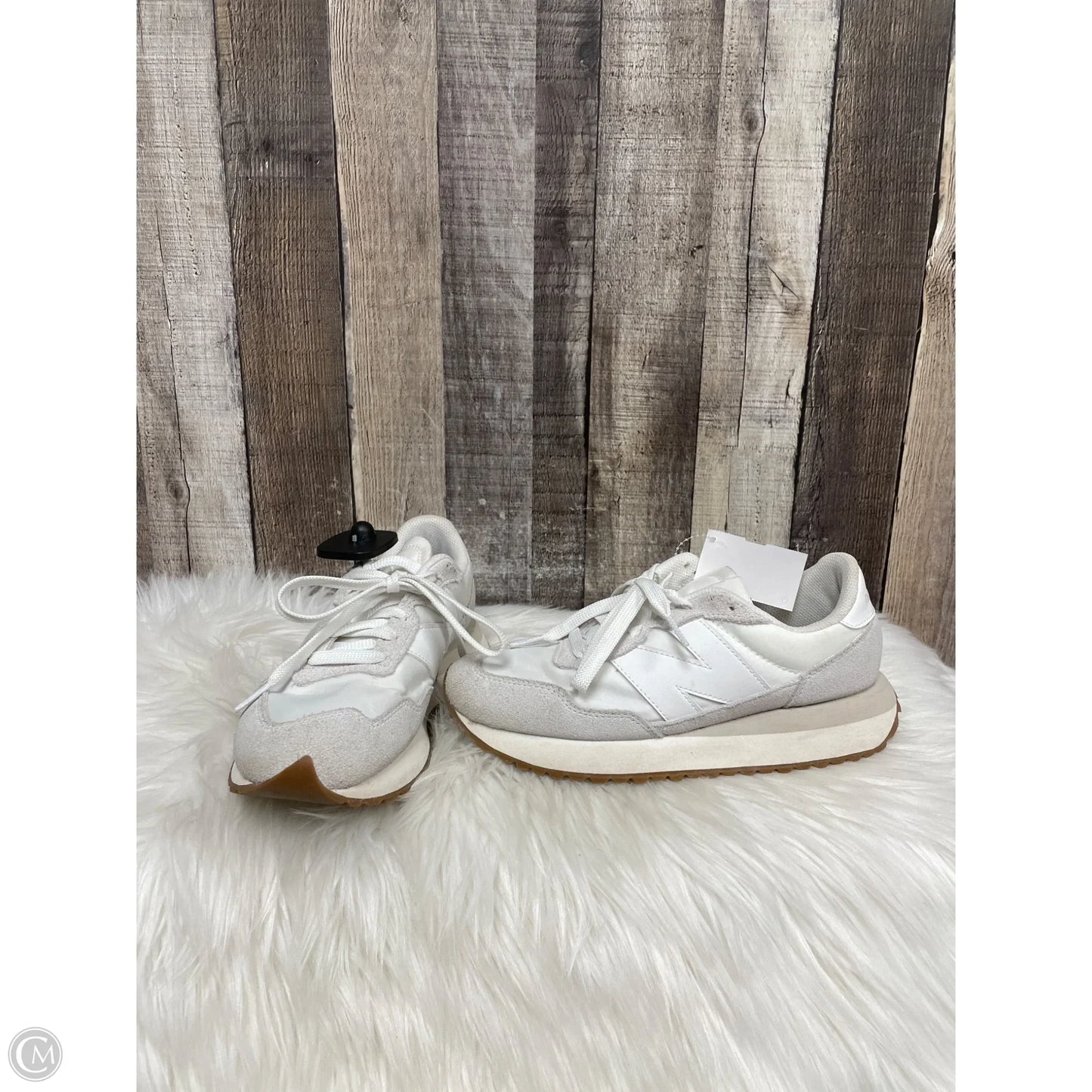 Shoes Athletic By New Balance In White, Size: 7