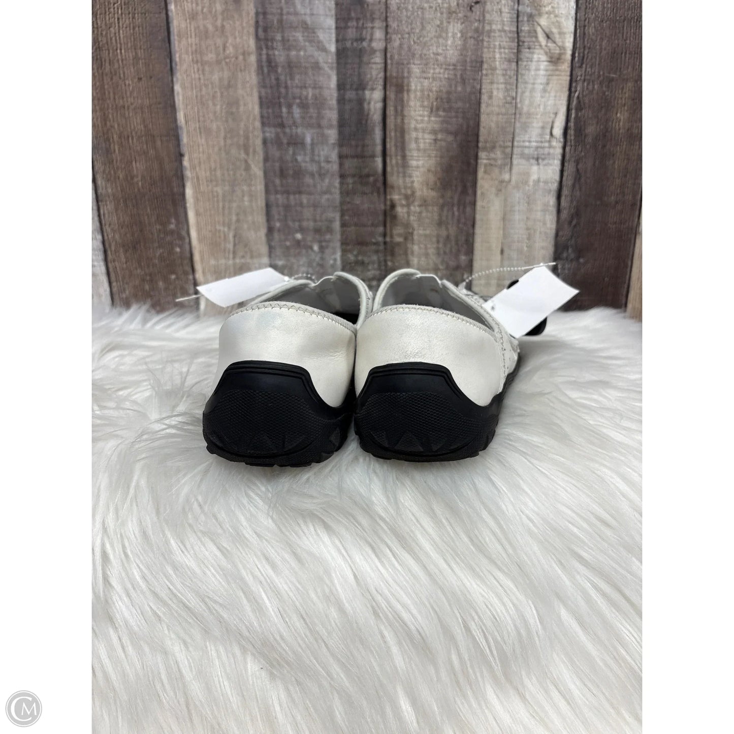 Shoes Flats By Clarks In White, Size: 9.5