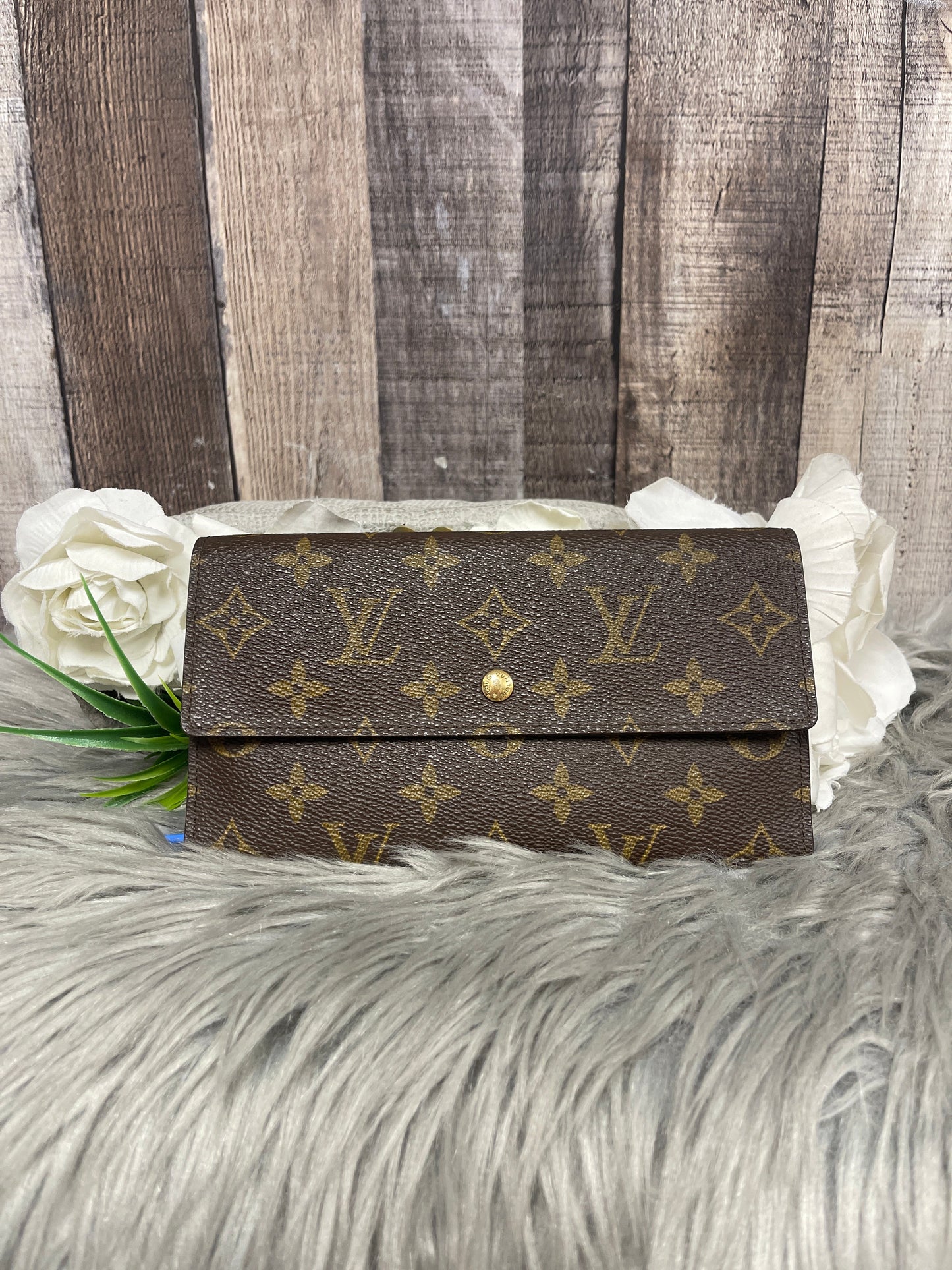 Wallet Luxury Designer By Louis Vuitton, Size: Medium