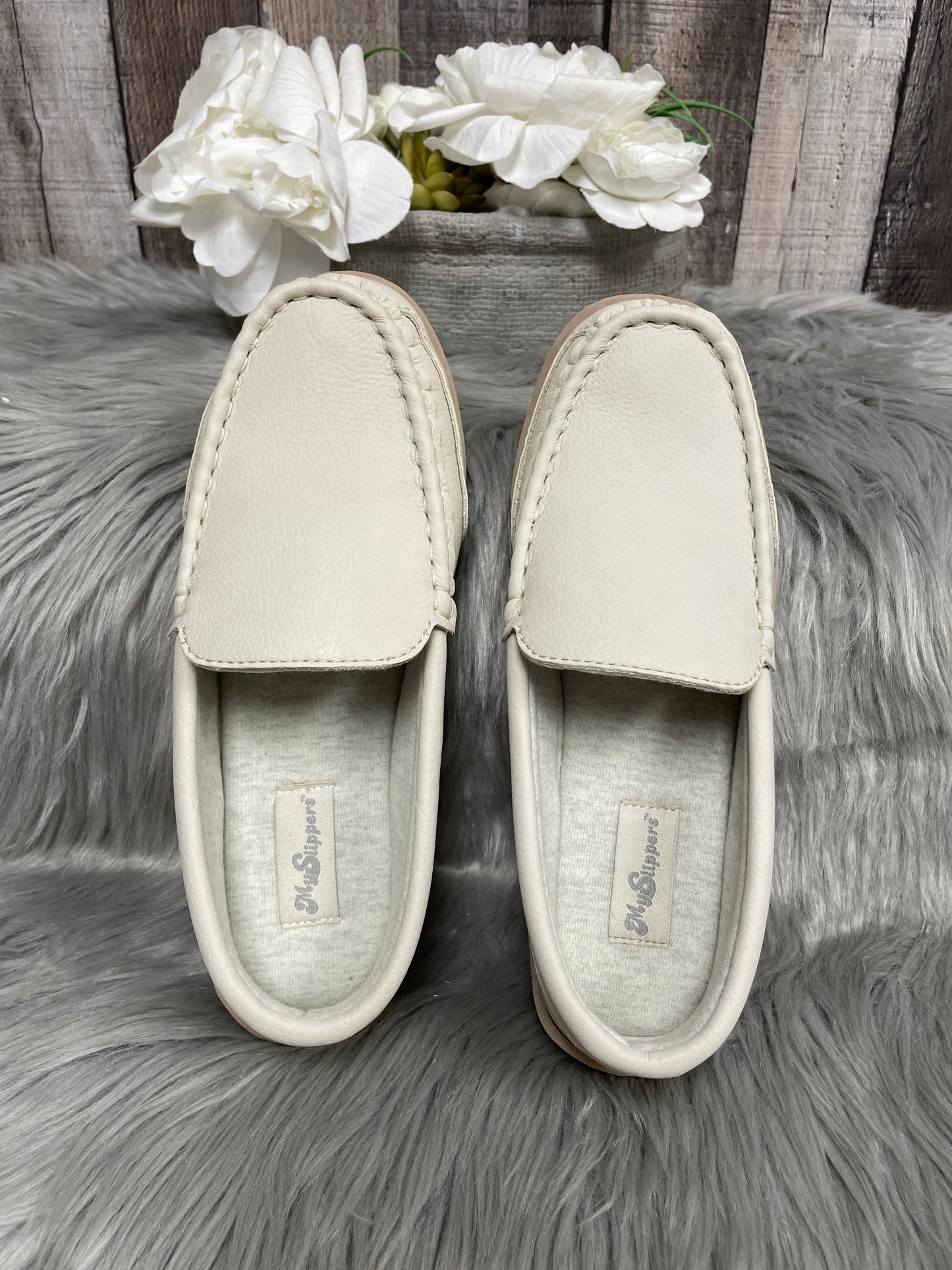 Slippers By Cme  Size: 7