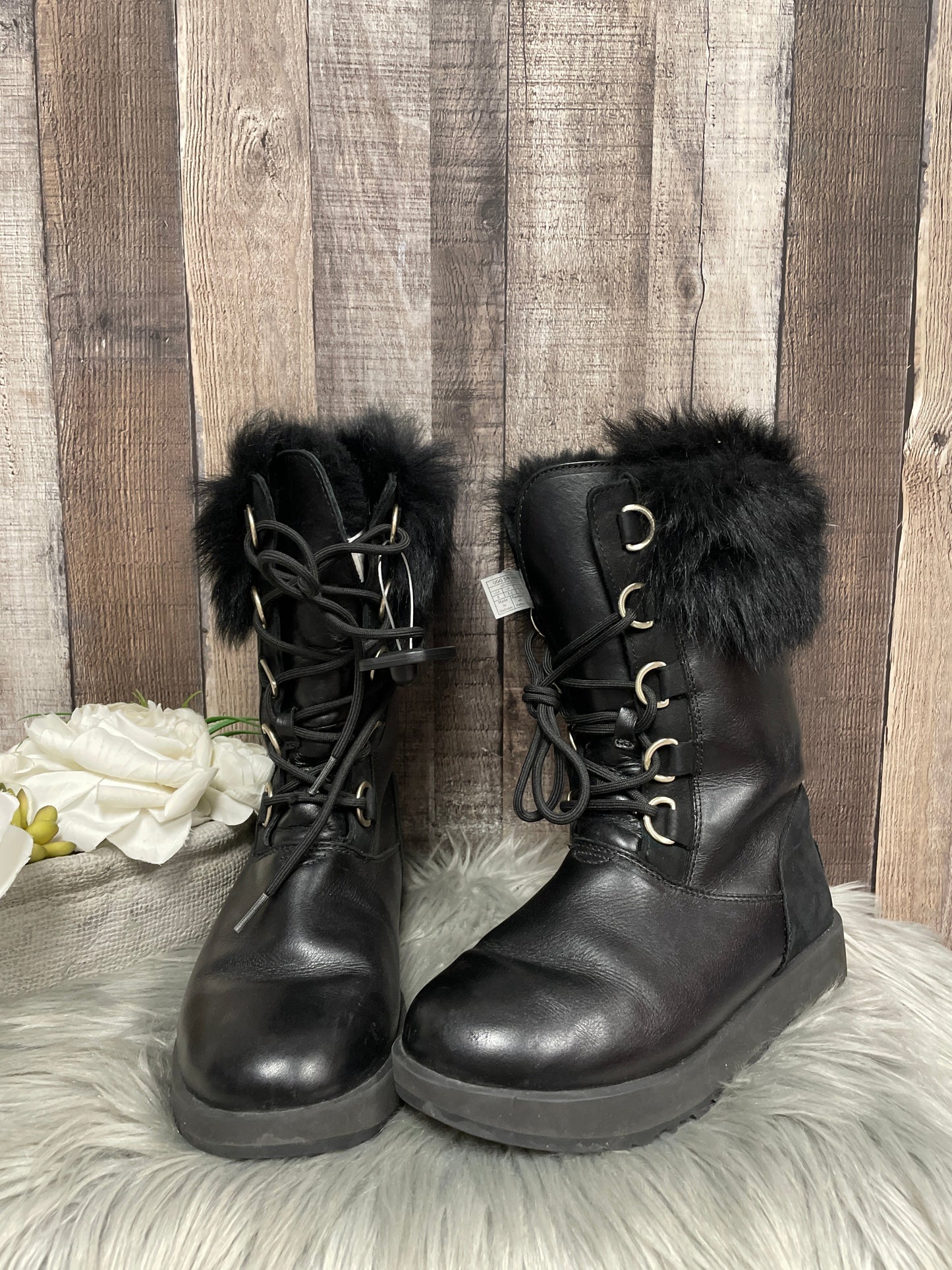 Boots Snow By Ugg  Size: 8